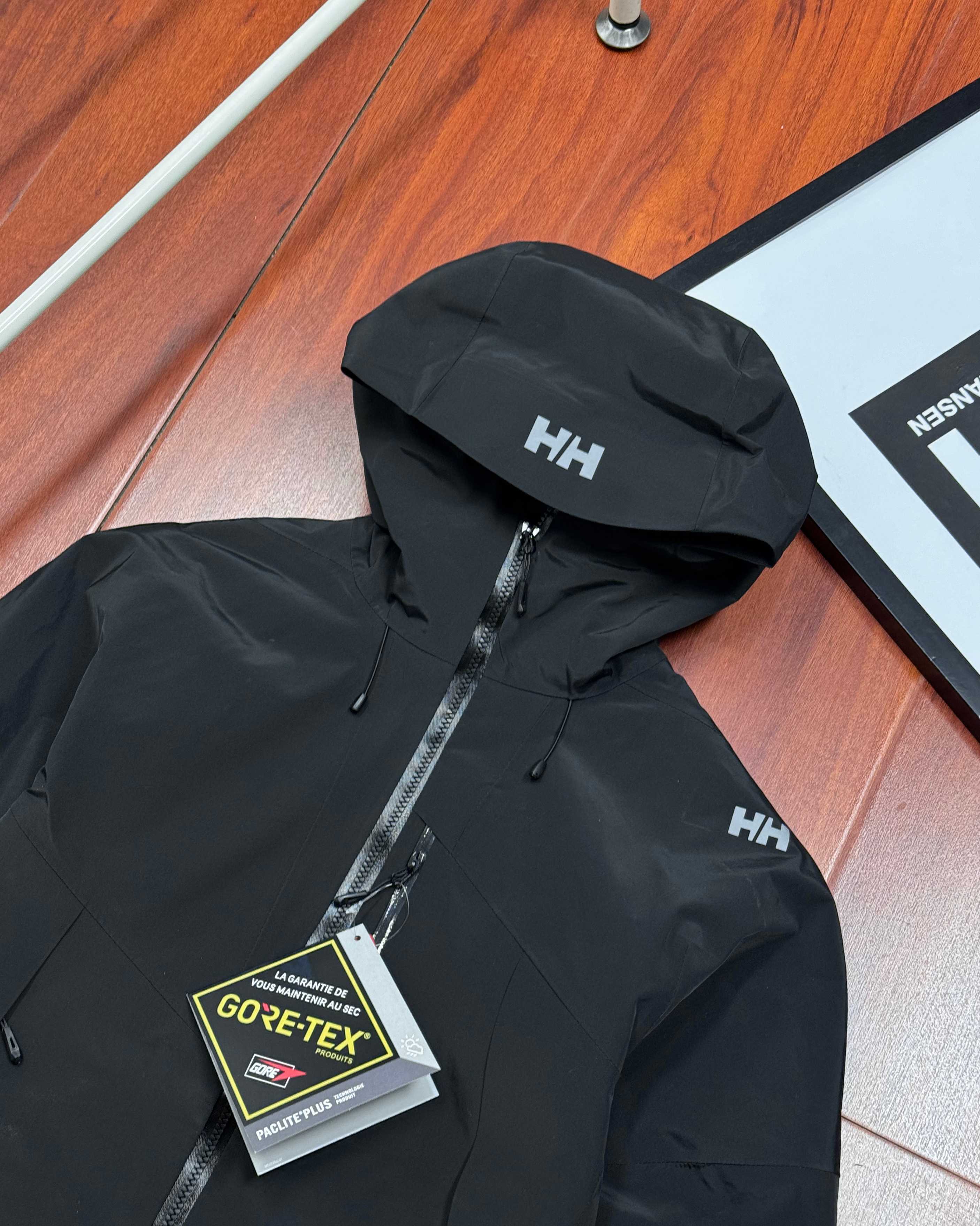 💰340顶级版本
HELLY HANSEN/海丽汉森 秋季新款硬壳户外冲锋衣连帽外套
这款冲锋衣来自专业户外品牌,挪威的HH!搭载专业防泼水面料得北欧品牌冲锋衣,设计线条简约流畅,机能型格尽显。
特点优点:该冲锋衣使用DERMIZAX面料,JIS标准防水等级,相比常规的硬壳带有一定弹力,防御暴雨等级.采用全身热压胶贴合工艺,让整个衣服没有缝隙,进一步加强衣服的防水效果。无拘束版型让穿着更加自如,同时腋下通风透气拉链设计,确保穿着舒适,即使在运动过程中也不会感觉闷热。
使用感受:这款冲锋衣确实非常防水,多次穿着在雨中行进,整个人的上身完全干爽,没有出现渗透的情况。如果穿着过程中感到稍微有些闷热,可以通过腋下的通风拉链来调节,保持舒适。
适用场景:这款冲锋衣适用于户外活动,比如徒步、往返办公或学校等。
实际效果展示:该款冲锋衣的颜色设置三色可选,设计的出线条更加优雅有美感
颜色:黑色 灰白 黄色
尺码:S M L XL 2XL 3XL
尺码表S–3XL
S M L XL 2XL 3XL
衣长 66 68 70 72 74 76
胸围 100 104 108 112 116 120
肩宽 46 48 50 52 54 56
温馨提示:
尺码均为手工测量有1-2CM左右误差属于正常。