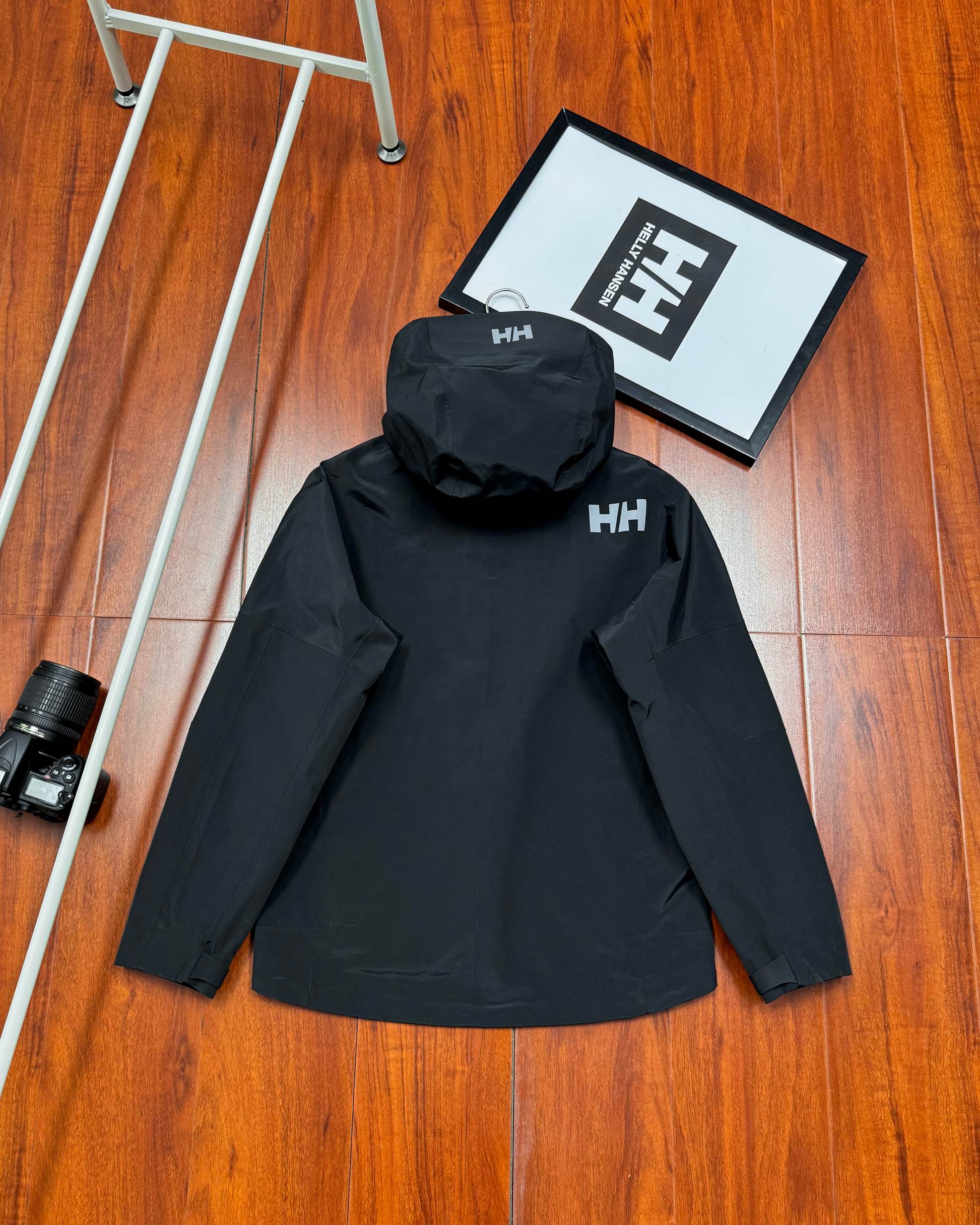 💰340顶级版本
HELLY HANSEN/海丽汉森 秋季新款硬壳户外冲锋衣连帽外套
这款冲锋衣来自专业户外品牌,挪威的HH!搭载专业防泼水面料得北欧品牌冲锋衣,设计线条简约流畅,机能型格尽显。
特点优点:该冲锋衣使用DERMIZAX面料,JIS标准防水等级,相比常规的硬壳带有一定弹力,防御暴雨等级.采用全身热压胶贴合工艺,让整个衣服没有缝隙,进一步加强衣服的防水效果。无拘束版型让穿着更加自如,同时腋下通风透气拉链设计,确保穿着舒适,即使在运动过程中也不会感觉闷热。
使用感受:这款冲锋衣确实非常防水,多次穿着在雨中行进,整个人的上身完全干爽,没有出现渗透的情况。如果穿着过程中感到稍微有些闷热,可以通过腋下的通风拉链来调节,保持舒适。
适用场景:这款冲锋衣适用于户外活动,比如徒步、往返办公或学校等。
实际效果展示:该款冲锋衣的颜色设置三色可选,设计的出线条更加优雅有美感
颜色:黑色 灰白 黄色
尺码:S M L XL 2XL 3XL
尺码表S–3XL
S M L XL 2XL 3XL
衣长 66 68 70 72 74 76
胸围 100 104 108 112 116 120
肩宽 46 48 50 52 54 56
温馨提示:
尺码均为手工测量有1-2CM左右误差属于正常。