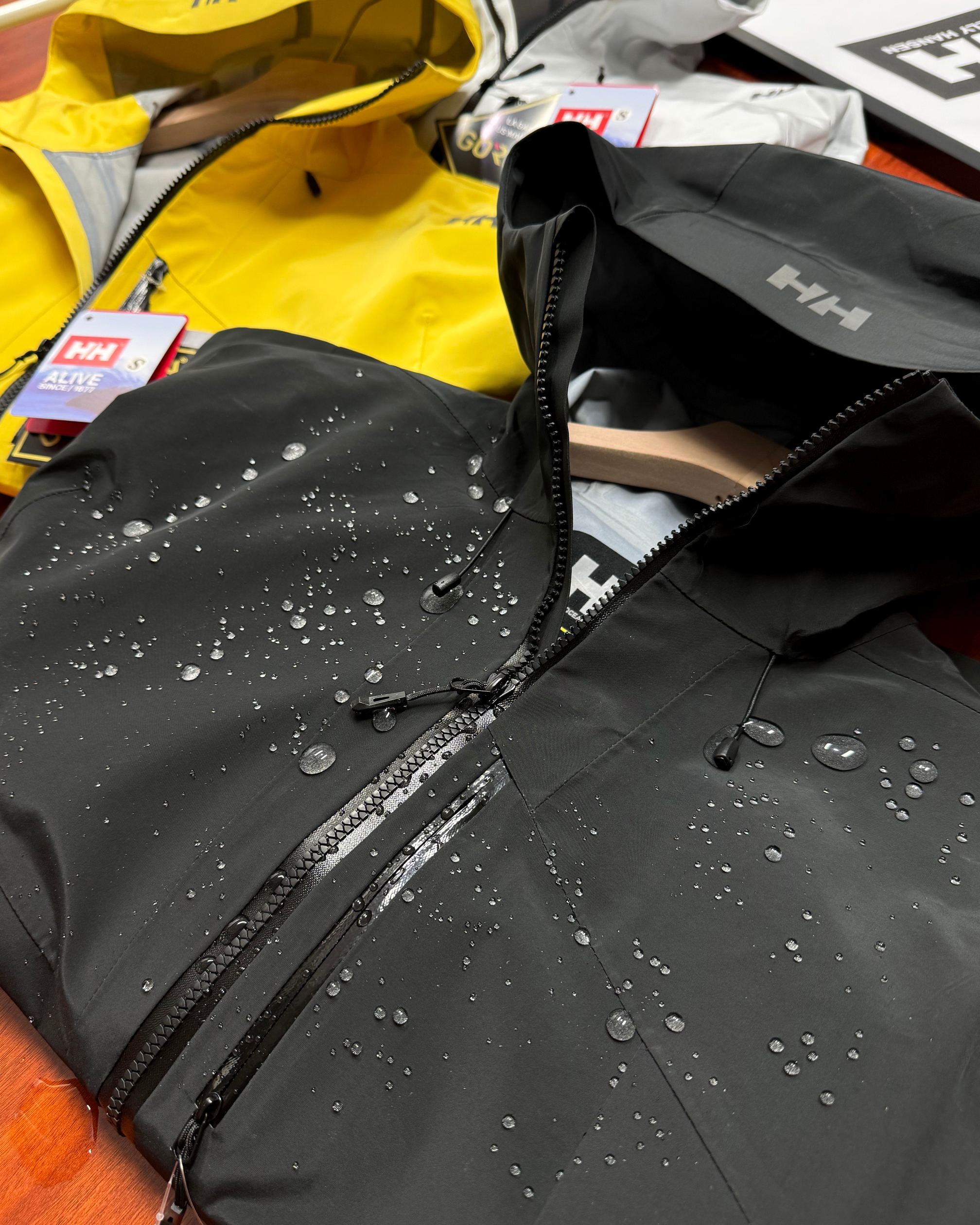 💰340顶级版本
HELLY HANSEN/海丽汉森 秋季新款硬壳户外冲锋衣连帽外套
这款冲锋衣来自专业户外品牌,挪威的HH!搭载专业防泼水面料得北欧品牌冲锋衣,设计线条简约流畅,机能型格尽显。
特点优点:该冲锋衣使用DERMIZAX面料,JIS标准防水等级,相比常规的硬壳带有一定弹力,防御暴雨等级.采用全身热压胶贴合工艺,让整个衣服没有缝隙,进一步加强衣服的防水效果。无拘束版型让穿着更加自如,同时腋下通风透气拉链设计,确保穿着舒适,即使在运动过程中也不会感觉闷热。
使用感受:这款冲锋衣确实非常防水,多次穿着在雨中行进,整个人的上身完全干爽,没有出现渗透的情况。如果穿着过程中感到稍微有些闷热,可以通过腋下的通风拉链来调节,保持舒适。
适用场景:这款冲锋衣适用于户外活动,比如徒步、往返办公或学校等。
实际效果展示:该款冲锋衣的颜色设置三色可选,设计的出线条更加优雅有美感
颜色:黑色 灰白 黄色
尺码:S M L XL 2XL 3XL
尺码表S–3XL
S M L XL 2XL 3XL
衣长 66 68 70 72 74 76
胸围 100 104 108 112 116 120
肩宽 46 48 50 52 54 56
温馨提示:
尺码均为手工测量有1-2CM左右误差属于正常。