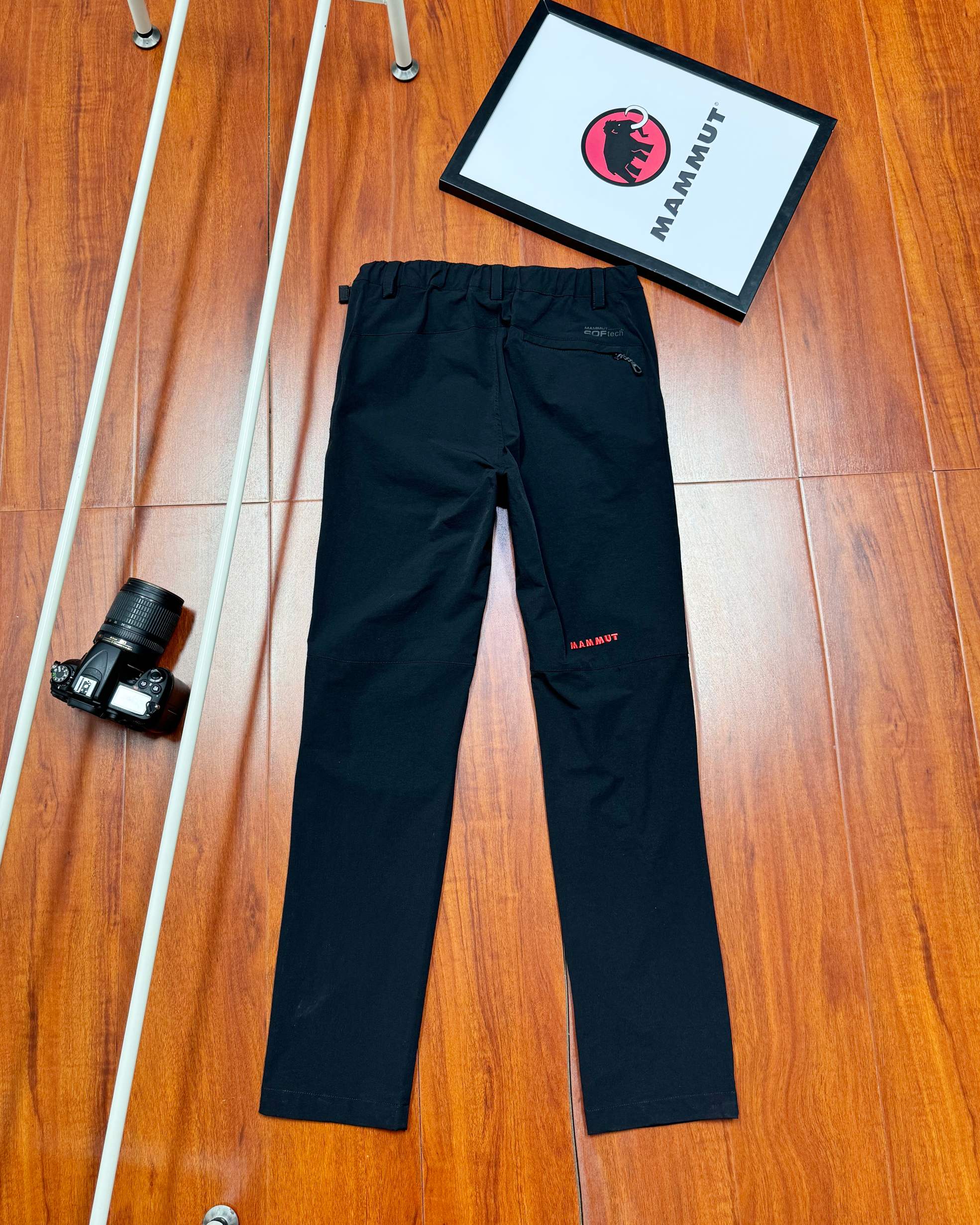 💰200顶级版本
MAMMUT/猛犸象 刺绣新款Courmayeur户外男软壳裤子防风徒步登山裤
高透气、四向弹性、具有出色防风性能,非常舒适的Schoeller软壳面料算得上是旗舰级软壳面料,很多奢侈品牌都在使用;
-Schoeller-ecorepel Bio DWR持久防泼水处理,增强裤子的耐候性和抗污性,防水剂完全使用可再生原料,不含PFC氟化物等对人体和环境有害的成分;
Georganic Pattern 3D剪裁 腿部倾斜拼接,Pre-Shape预成型膝盖,裆下嵌片等设计,适合攀岩徒步等各类高山运动使用左右两侧魔术贴外置调节腰带,连续可调长度,方便而且耐用; -膝盖、小腿和臀部部分使用补强耐磨面料,贴合岩石耐刮耐磨同时提高摩擦力;
-两个插手口袋倾斜开口配有拉链,即使带着攀岩背带也能方便使用,右侧大腿位置有带拉链的地图口袋;
-半弹性裤脚+三个纽扣位置调节长度,非对称裤脚设计适合登山靴和攀岩鞋,内置金属挂钩。
颜色:军绿色/黑色
尺码:S-XL
S M L XL
裤长 99 102 106 107
腰围 81 85 89 93
臀围 94 103 106 111
裤脚 35 37 37 39