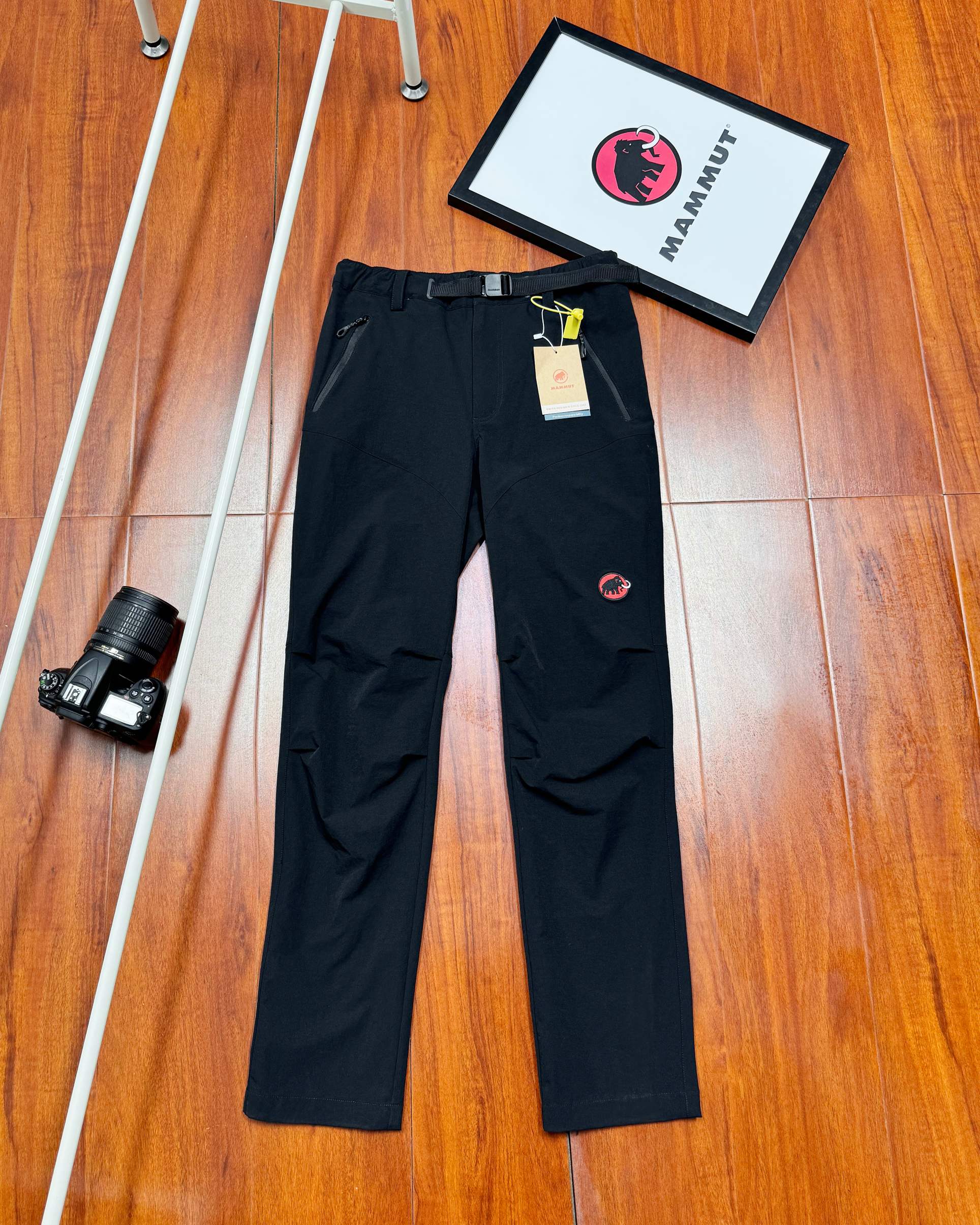 💰200顶级版本
MAMMUT/猛犸象 刺绣新款Courmayeur户外男软壳裤子防风徒步登山裤
高透气、四向弹性、具有出色防风性能,非常舒适的Schoeller软壳面料算得上是旗舰级软壳面料,很多奢侈品牌都在使用;
-Schoeller-ecorepel Bio DWR持久防泼水处理,增强裤子的耐候性和抗污性,防水剂完全使用可再生原料,不含PFC氟化物等对人体和环境有害的成分;
Georganic Pattern 3D剪裁 腿部倾斜拼接,Pre-Shape预成型膝盖,裆下嵌片等设计,适合攀岩徒步等各类高山运动使用左右两侧魔术贴外置调节腰带,连续可调长度,方便而且耐用; -膝盖、小腿和臀部部分使用补强耐磨面料,贴合岩石耐刮耐磨同时提高摩擦力;
-两个插手口袋倾斜开口配有拉链,即使带着攀岩背带也能方便使用,右侧大腿位置有带拉链的地图口袋;
-半弹性裤脚+三个纽扣位置调节长度,非对称裤脚设计适合登山靴和攀岩鞋,内置金属挂钩。
颜色:军绿色/黑色
尺码:S-XL
S M L XL
裤长 99 102 106 107
腰围 81 85 89 93
臀围 94 103 106 111
裤脚 35 37 37 39