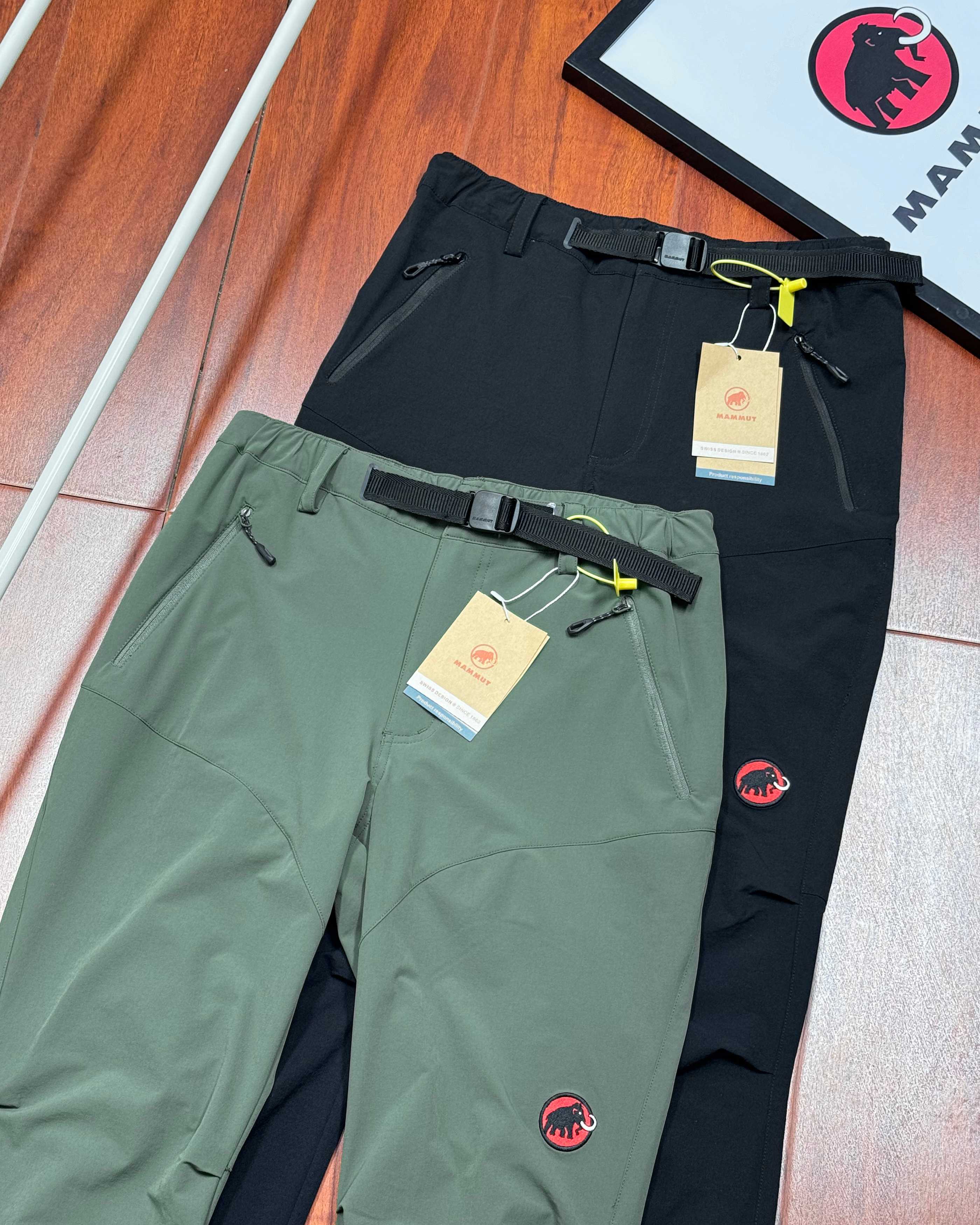 💰200顶级版本
MAMMUT/猛犸象 刺绣新款Courmayeur户外男软壳裤子防风徒步登山裤
高透气、四向弹性、具有出色防风性能,非常舒适的Schoeller软壳面料算得上是旗舰级软壳面料,很多奢侈品牌都在使用;
-Schoeller-ecorepel Bio DWR持久防泼水处理,增强裤子的耐候性和抗污性,防水剂完全使用可再生原料,不含PFC氟化物等对人体和环境有害的成分;
Georganic Pattern 3D剪裁 腿部倾斜拼接,Pre-Shape预成型膝盖,裆下嵌片等设计,适合攀岩徒步等各类高山运动使用左右两侧魔术贴外置调节腰带,连续可调长度,方便而且耐用; -膝盖、小腿和臀部部分使用补强耐磨面料,贴合岩石耐刮耐磨同时提高摩擦力;
-两个插手口袋倾斜开口配有拉链,即使带着攀岩背带也能方便使用,右侧大腿位置有带拉链的地图口袋;
-半弹性裤脚+三个纽扣位置调节长度,非对称裤脚设计适合登山靴和攀岩鞋,内置金属挂钩。
颜色:军绿色/黑色
尺码:S-XL
S M L XL
裤长 99 102 106 107
腰围 81 85 89 93
臀围 94 103 106 111
裤脚 35 37 37 39