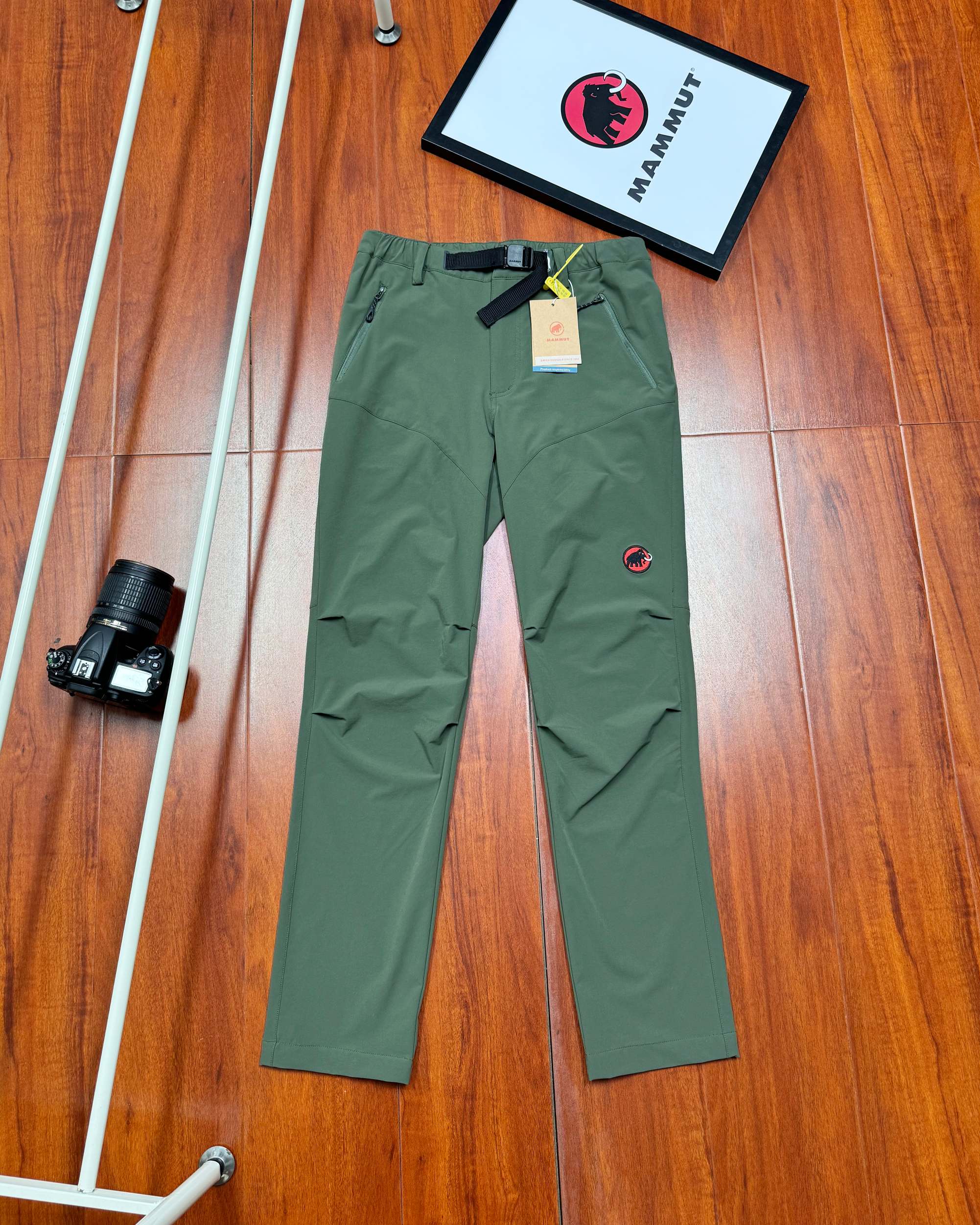 💰200顶级版本
MAMMUT/猛犸象 刺绣新款Courmayeur户外男软壳裤子防风徒步登山裤
高透气、四向弹性、具有出色防风性能,非常舒适的Schoeller软壳面料算得上是旗舰级软壳面料,很多奢侈品牌都在使用;
-Schoeller-ecorepel Bio DWR持久防泼水处理,增强裤子的耐候性和抗污性,防水剂完全使用可再生原料,不含PFC氟化物等对人体和环境有害的成分;
Georganic Pattern 3D剪裁 腿部倾斜拼接,Pre-Shape预成型膝盖,裆下嵌片等设计,适合攀岩徒步等各类高山运动使用左右两侧魔术贴外置调节腰带,连续可调长度,方便而且耐用; -膝盖、小腿和臀部部分使用补强耐磨面料,贴合岩石耐刮耐磨同时提高摩擦力;
-两个插手口袋倾斜开口配有拉链,即使带着攀岩背带也能方便使用,右侧大腿位置有带拉链的地图口袋;
-半弹性裤脚+三个纽扣位置调节长度,非对称裤脚设计适合登山靴和攀岩鞋,内置金属挂钩。
颜色:军绿色/黑色
尺码:S-XL
S M L XL
裤长 99 102 106 107
腰围 81 85 89 93
臀围 94 103 106 111
裤脚 35 37 37 39