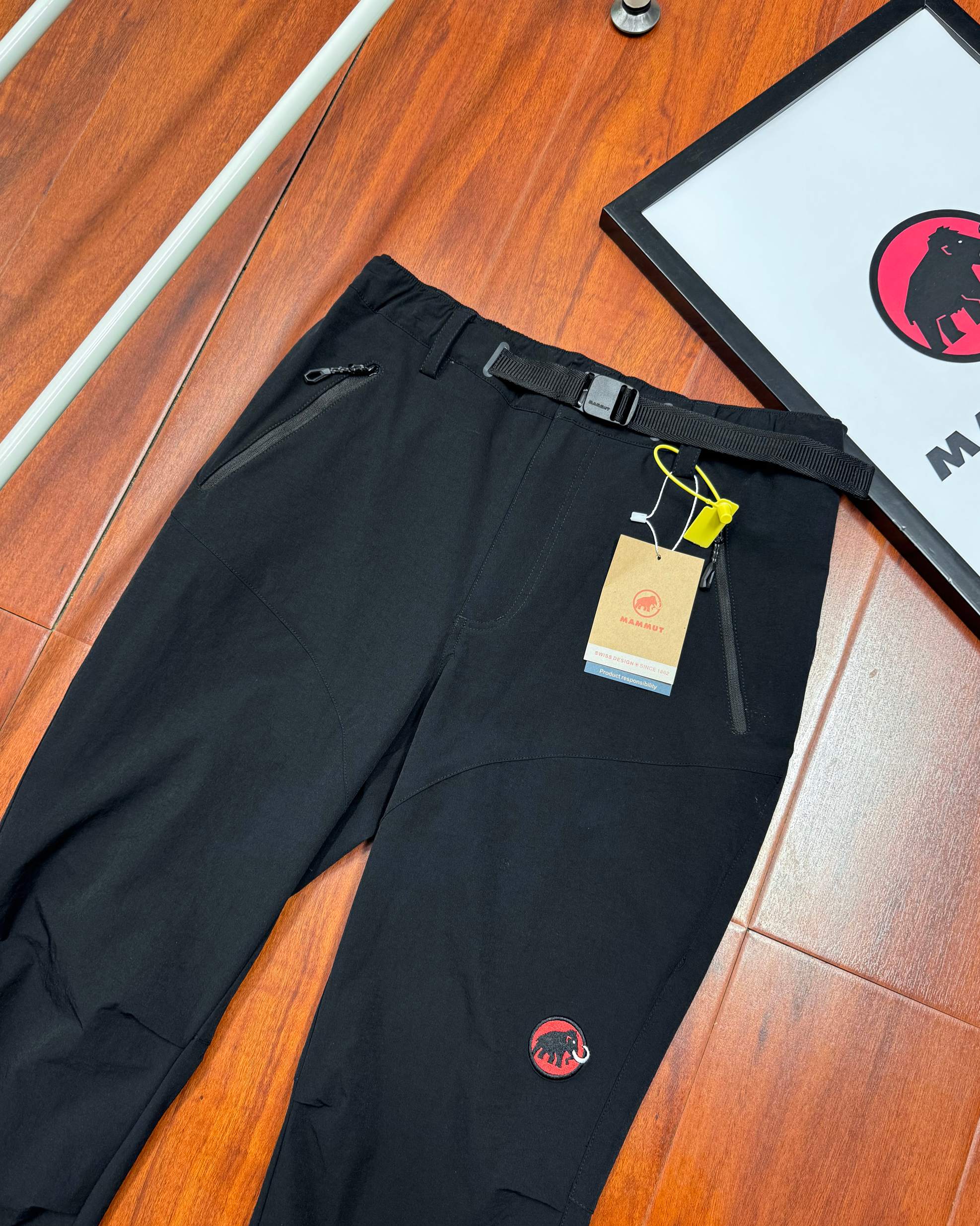 💰200顶级版本
MAMMUT/猛犸象 刺绣新款Courmayeur户外男软壳裤子防风徒步登山裤
高透气、四向弹性、具有出色防风性能,非常舒适的Schoeller软壳面料算得上是旗舰级软壳面料,很多奢侈品牌都在使用;
-Schoeller-ecorepel Bio DWR持久防泼水处理,增强裤子的耐候性和抗污性,防水剂完全使用可再生原料,不含PFC氟化物等对人体和环境有害的成分;
Georganic Pattern 3D剪裁 腿部倾斜拼接,Pre-Shape预成型膝盖,裆下嵌片等设计,适合攀岩徒步等各类高山运动使用左右两侧魔术贴外置调节腰带,连续可调长度,方便而且耐用; -膝盖、小腿和臀部部分使用补强耐磨面料,贴合岩石耐刮耐磨同时提高摩擦力;
-两个插手口袋倾斜开口配有拉链,即使带着攀岩背带也能方便使用,右侧大腿位置有带拉链的地图口袋;
-半弹性裤脚+三个纽扣位置调节长度,非对称裤脚设计适合登山靴和攀岩鞋,内置金属挂钩。
颜色:军绿色/黑色
尺码:S-XL
S M L XL
裤长 99 102 106 107
腰围 81 85 89 93
臀围 94 103 106 111
裤脚 35 37 37 39