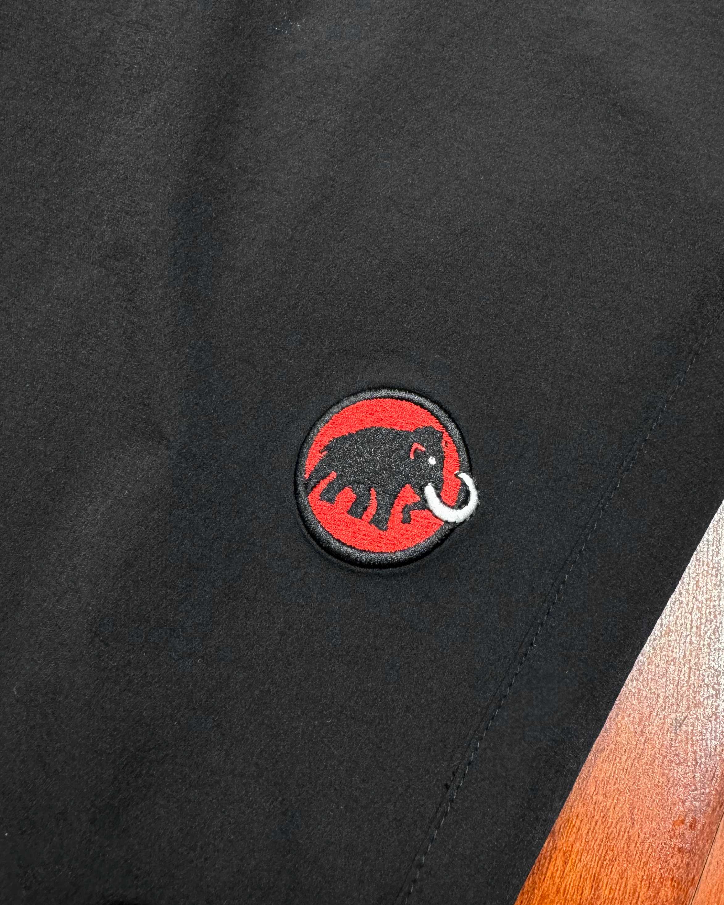 💰200顶级版本
MAMMUT/猛犸象 刺绣新款Courmayeur户外男软壳裤子防风徒步登山裤
高透气、四向弹性、具有出色防风性能,非常舒适的Schoeller软壳面料算得上是旗舰级软壳面料,很多奢侈品牌都在使用;
-Schoeller-ecorepel Bio DWR持久防泼水处理,增强裤子的耐候性和抗污性,防水剂完全使用可再生原料,不含PFC氟化物等对人体和环境有害的成分;
Georganic Pattern 3D剪裁 腿部倾斜拼接,Pre-Shape预成型膝盖,裆下嵌片等设计,适合攀岩徒步等各类高山运动使用左右两侧魔术贴外置调节腰带,连续可调长度,方便而且耐用; -膝盖、小腿和臀部部分使用补强耐磨面料,贴合岩石耐刮耐磨同时提高摩擦力;
-两个插手口袋倾斜开口配有拉链,即使带着攀岩背带也能方便使用,右侧大腿位置有带拉链的地图口袋;
-半弹性裤脚+三个纽扣位置调节长度,非对称裤脚设计适合登山靴和攀岩鞋,内置金属挂钩。
颜色:军绿色/黑色
尺码:S-XL
S M L XL
裤长 99 102 106 107
腰围 81 85 89 93
臀围 94 103 106 111
裤脚 35 37 37 39
