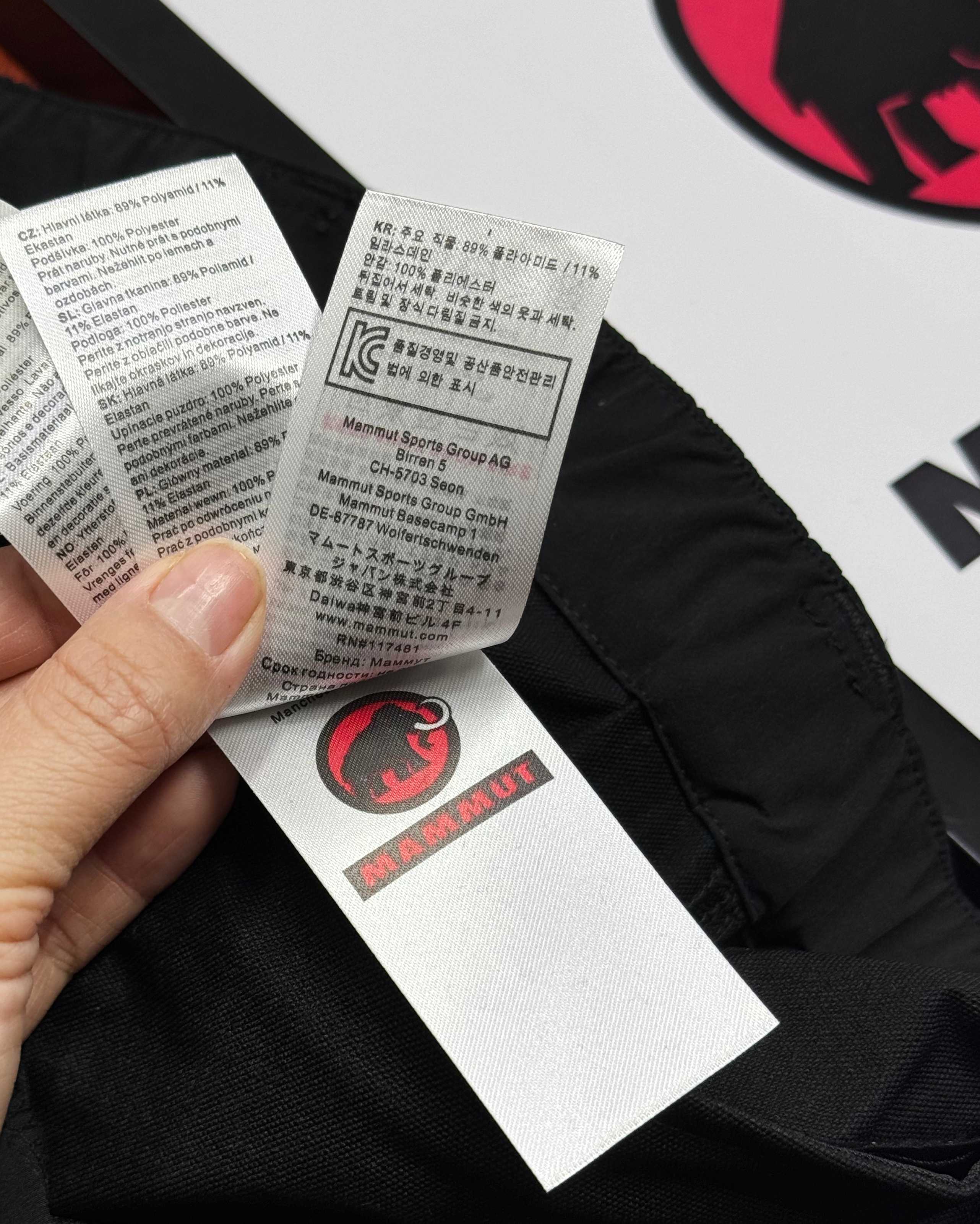 💰200顶级版本
MAMMUT/猛犸象 刺绣新款Courmayeur户外男软壳裤子防风徒步登山裤
高透气、四向弹性、具有出色防风性能,非常舒适的Schoeller软壳面料算得上是旗舰级软壳面料,很多奢侈品牌都在使用;
-Schoeller-ecorepel Bio DWR持久防泼水处理,增强裤子的耐候性和抗污性,防水剂完全使用可再生原料,不含PFC氟化物等对人体和环境有害的成分;
Georganic Pattern 3D剪裁 腿部倾斜拼接,Pre-Shape预成型膝盖,裆下嵌片等设计,适合攀岩徒步等各类高山运动使用左右两侧魔术贴外置调节腰带,连续可调长度,方便而且耐用; -膝盖、小腿和臀部部分使用补强耐磨面料,贴合岩石耐刮耐磨同时提高摩擦力;
-两个插手口袋倾斜开口配有拉链,即使带着攀岩背带也能方便使用,右侧大腿位置有带拉链的地图口袋;
-半弹性裤脚+三个纽扣位置调节长度,非对称裤脚设计适合登山靴和攀岩鞋,内置金属挂钩。
颜色:军绿色/黑色
尺码:S-XL
S M L XL
裤长 99 102 106 107
腰围 81 85 89 93
臀围 94 103 106 111
裤脚 35 37 37 39