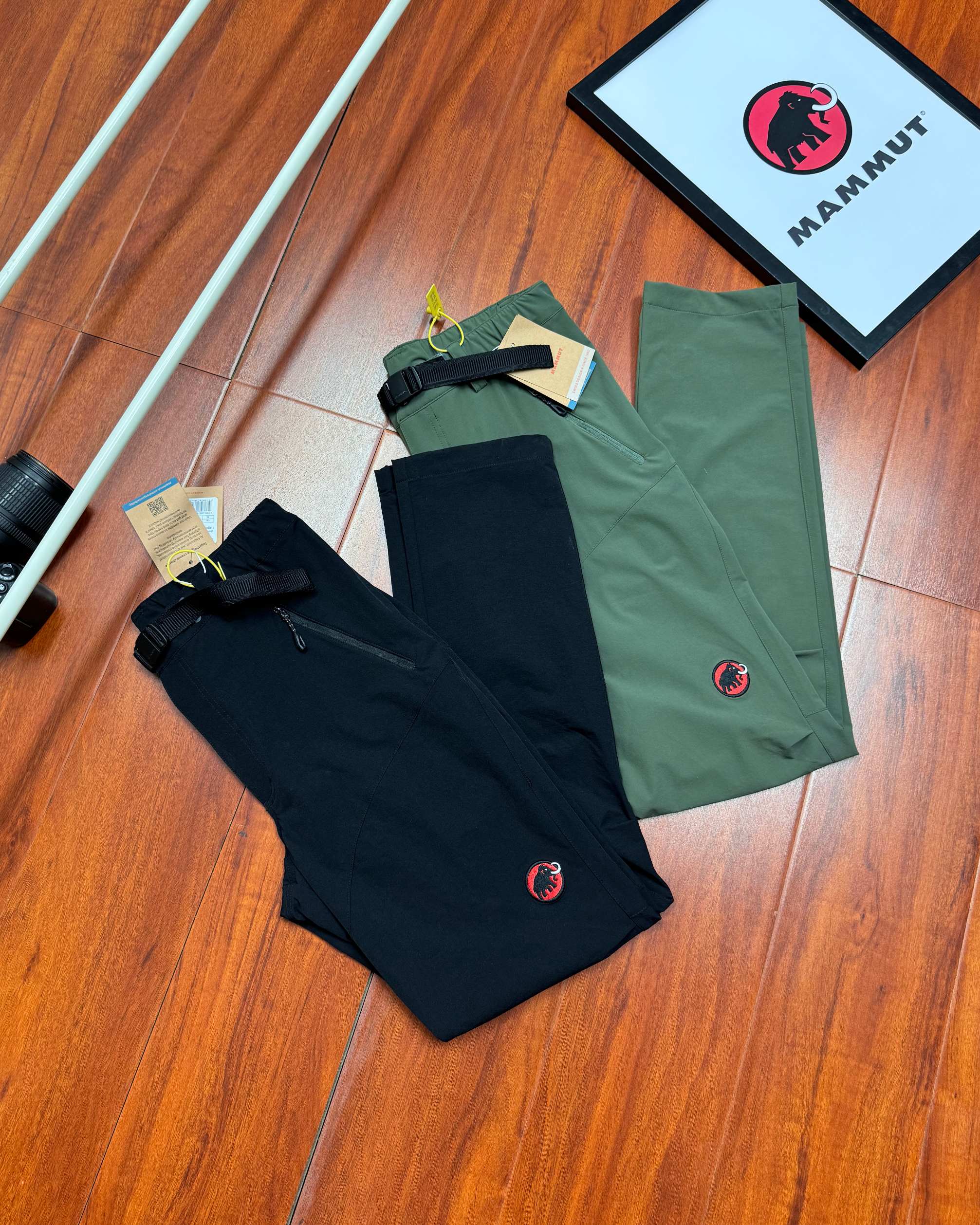💰200顶级版本
MAMMUT/猛犸象 刺绣新款Courmayeur户外男软壳裤子防风徒步登山裤
高透气、四向弹性、具有出色防风性能,非常舒适的Schoeller软壳面料算得上是旗舰级软壳面料,很多奢侈品牌都在使用;
-Schoeller-ecorepel Bio DWR持久防泼水处理,增强裤子的耐候性和抗污性,防水剂完全使用可再生原料,不含PFC氟化物等对人体和环境有害的成分;
Georganic Pattern 3D剪裁 腿部倾斜拼接,Pre-Shape预成型膝盖,裆下嵌片等设计,适合攀岩徒步等各类高山运动使用左右两侧魔术贴外置调节腰带,连续可调长度,方便而且耐用; -膝盖、小腿和臀部部分使用补强耐磨面料,贴合岩石耐刮耐磨同时提高摩擦力;
-两个插手口袋倾斜开口配有拉链,即使带着攀岩背带也能方便使用,右侧大腿位置有带拉链的地图口袋;
-半弹性裤脚+三个纽扣位置调节长度,非对称裤脚设计适合登山靴和攀岩鞋,内置金属挂钩。
颜色:军绿色/黑色
尺码:S-XL
S M L XL
裤长 99 102 106 107
腰围 81 85 89 93
臀围 94 103 106 111
裤脚 35 37 37 39