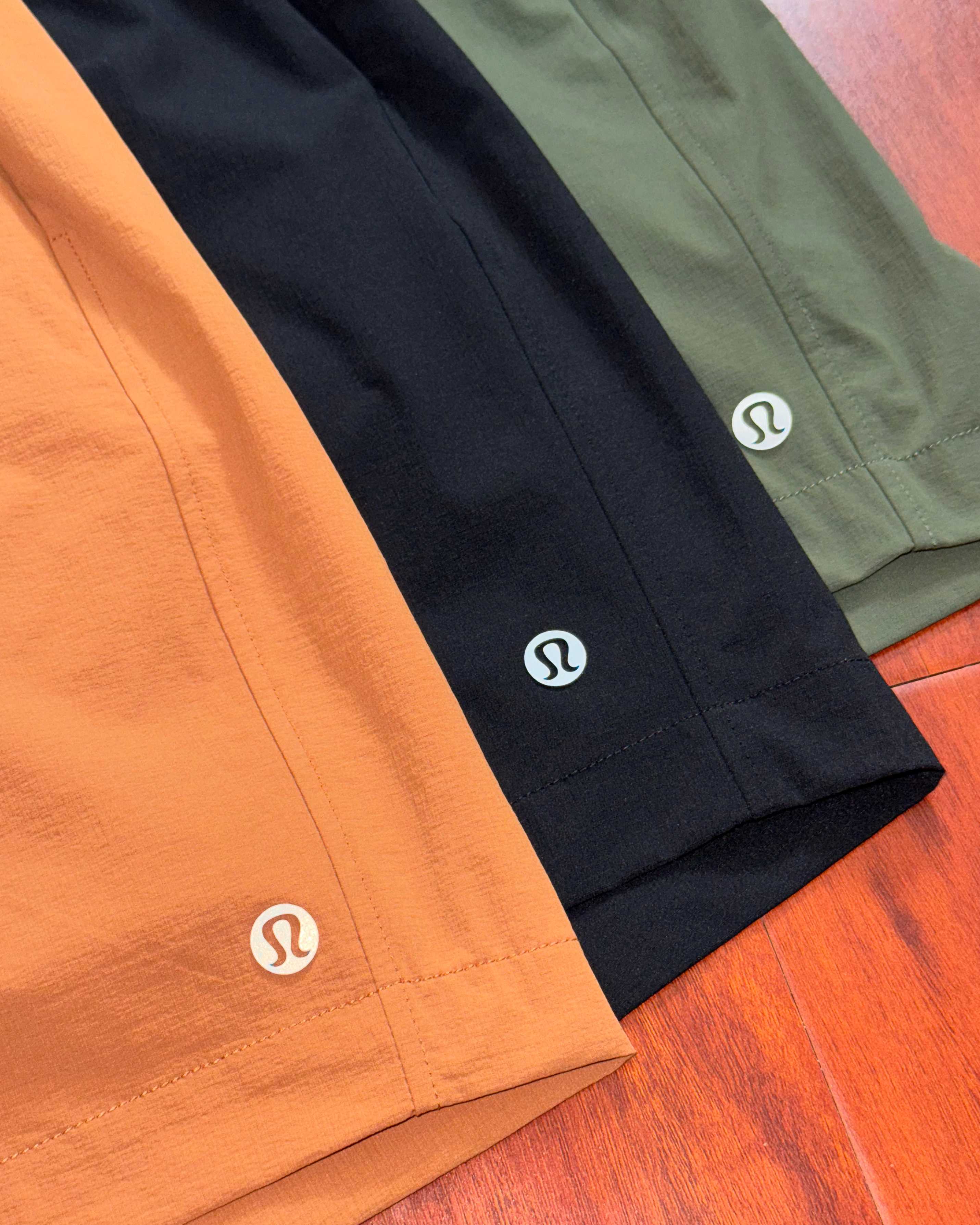 💰125
lululemon/露露2025夏季最新款男士商务休闲梭织运动短裤 都市通勤运动短裤!特定进口面料,原厂工艺 25年夏季新款短裤面料定制微弹冰感梭织布 舒适感强 自带冰凉感 立体拼片裁剪版型 上身效果好 后臀部带拉链口袋 辅料全系定制 休闲户外运动短裤时尚简约,天气暖暖的,就要穿的干干净净,看上去才阳光帅气,夏季穿搭简简单单,舒舒服服 不管是设计风格 颜色选择 还是舒适度都是高标准高要求,给你一种新高品质体验
首先是款型,不用多说了,熟悉这个系列的应该一眼就能看出标志性的腰部设计人体工学立体剪裁工艺
修身干练的版型,上身舒适自在,百搭不挑人 用心设计与复杂的工艺,设计非常讲究,纯色遵循并致敬精典!机能透气面料,适合各种环境,跑步排汗,舒适质地轻盈,不易褪色、变形,腰间松紧弹簧拉绳设计,可任意拉伸松紧,适合多种身材。无疑赢得了大众群体个人以及运动员的信赖。
颜色:黑色 焦糖色 绿色
尺码:M-3XL【卡码拍大】
尺码: M L XL XXL 3XL
腰围:70 74 78 82 86
臀围:110 114 118 122 126
裤长:44 46 46 48 50
(均为手工测量,存在误差±2CM左右)
m可穿100斤-130斤
L可穿130斤-145斤
XL可穿145斤-160斤
2XL可穿160斤-180斤
3XL可穿180斤-200斤