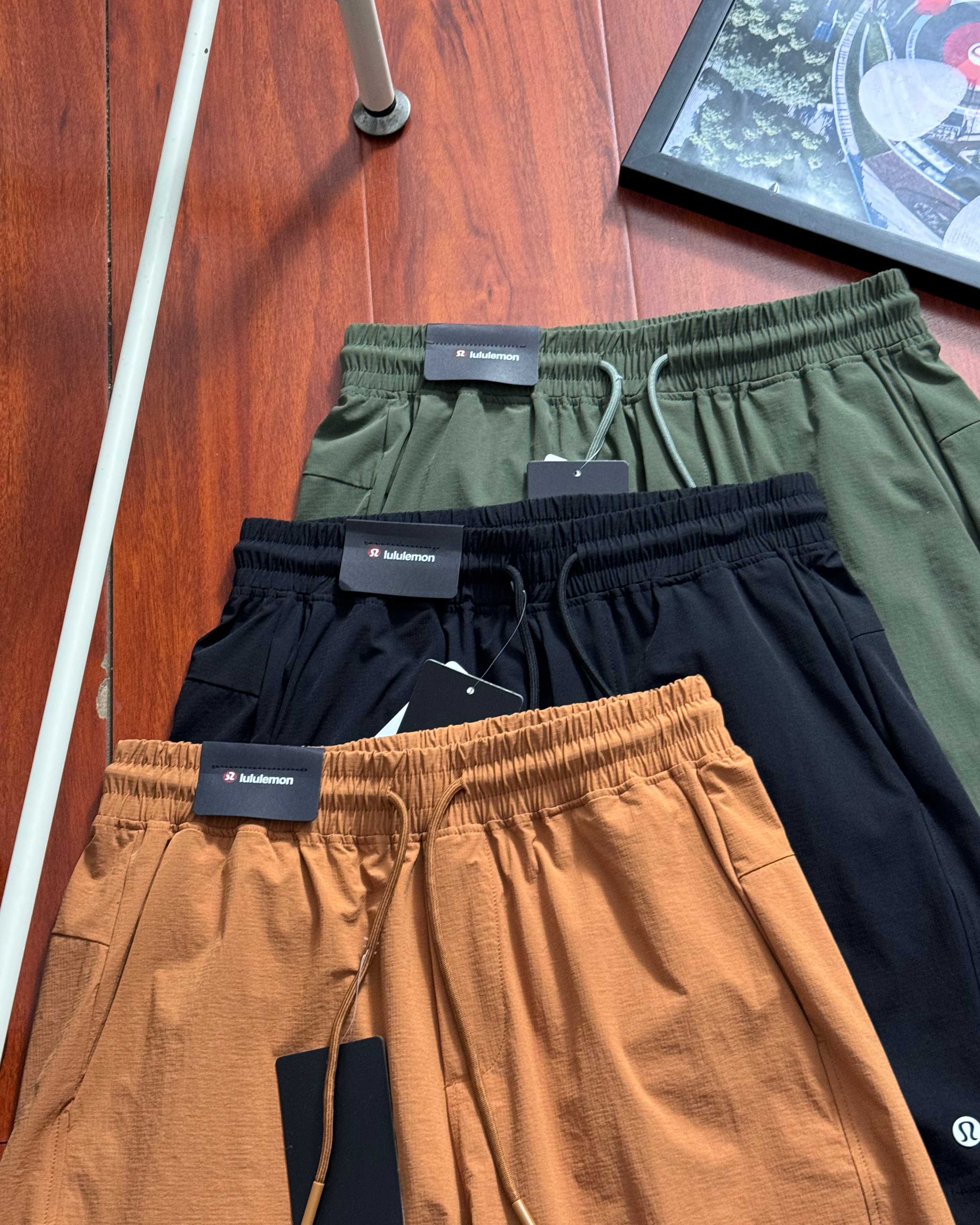 💰125
lululemon/露露2025夏季最新款男士商务休闲梭织运动短裤 都市通勤运动短裤!特定进口面料,原厂工艺 25年夏季新款短裤面料定制微弹冰感梭织布 舒适感强 自带冰凉感 立体拼片裁剪版型 上身效果好 后臀部带拉链口袋 辅料全系定制 休闲户外运动短裤时尚简约,天气暖暖的,就要穿的干干净净,看上去才阳光帅气,夏季穿搭简简单单,舒舒服服 不管是设计风格 颜色选择 还是舒适度都是高标准高要求,给你一种新高品质体验
首先是款型,不用多说了,熟悉这个系列的应该一眼就能看出标志性的腰部设计人体工学立体剪裁工艺
修身干练的版型,上身舒适自在,百搭不挑人 用心设计与复杂的工艺,设计非常讲究,纯色遵循并致敬精典!机能透气面料,适合各种环境,跑步排汗,舒适质地轻盈,不易褪色、变形,腰间松紧弹簧拉绳设计,可任意拉伸松紧,适合多种身材。无疑赢得了大众群体个人以及运动员的信赖。
颜色:黑色 焦糖色 绿色
尺码:M-3XL【卡码拍大】
尺码: M L XL XXL 3XL
腰围:70 74 78 82 86
臀围:110 114 118 122 126
裤长:44 46 46 48 50
(均为手工测量,存在误差±2CM左右)
m可穿100斤-130斤
L可穿130斤-145斤
XL可穿145斤-160斤
2XL可穿160斤-180斤
3XL可穿180斤-200斤