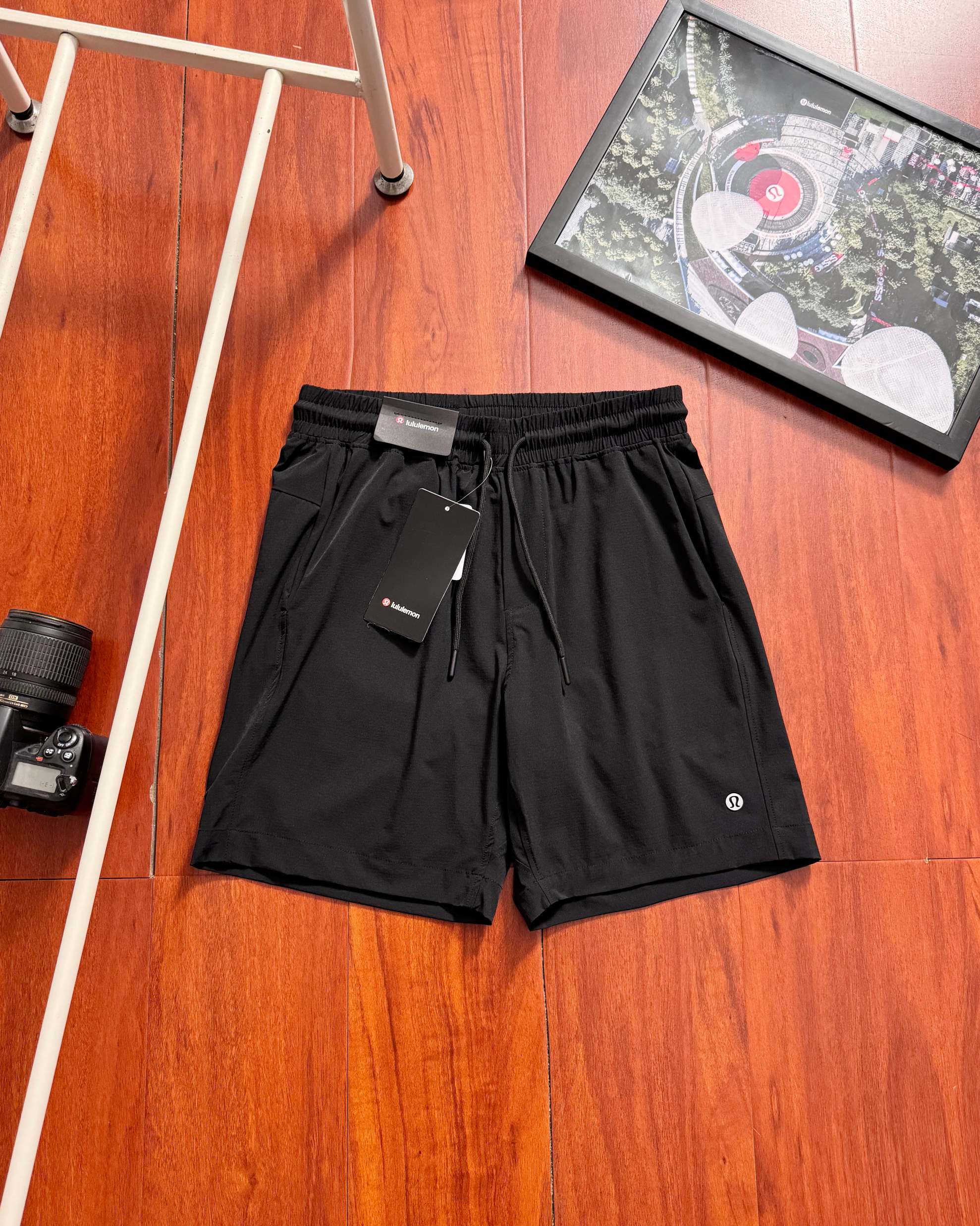 💰125
lululemon/露露2025夏季最新款男士商务休闲梭织运动短裤 都市通勤运动短裤!特定进口面料,原厂工艺 25年夏季新款短裤面料定制微弹冰感梭织布 舒适感强 自带冰凉感 立体拼片裁剪版型 上身效果好 后臀部带拉链口袋 辅料全系定制 休闲户外运动短裤时尚简约,天气暖暖的,就要穿的干干净净,看上去才阳光帅气,夏季穿搭简简单单,舒舒服服 不管是设计风格 颜色选择 还是舒适度都是高标准高要求,给你一种新高品质体验
首先是款型,不用多说了,熟悉这个系列的应该一眼就能看出标志性的腰部设计人体工学立体剪裁工艺
修身干练的版型,上身舒适自在,百搭不挑人 用心设计与复杂的工艺,设计非常讲究,纯色遵循并致敬精典!机能透气面料,适合各种环境,跑步排汗,舒适质地轻盈,不易褪色、变形,腰间松紧弹簧拉绳设计,可任意拉伸松紧,适合多种身材。无疑赢得了大众群体个人以及运动员的信赖。
颜色:黑色 焦糖色 绿色
尺码:M-3XL【卡码拍大】
尺码: M L XL XXL 3XL
腰围:70 74 78 82 86
臀围:110 114 118 122 126
裤长:44 46 46 48 50
(均为手工测量,存在误差±2CM左右)
m可穿100斤-130斤
L可穿130斤-145斤
XL可穿145斤-160斤
2XL可穿160斤-180斤
3XL可穿180斤-200斤