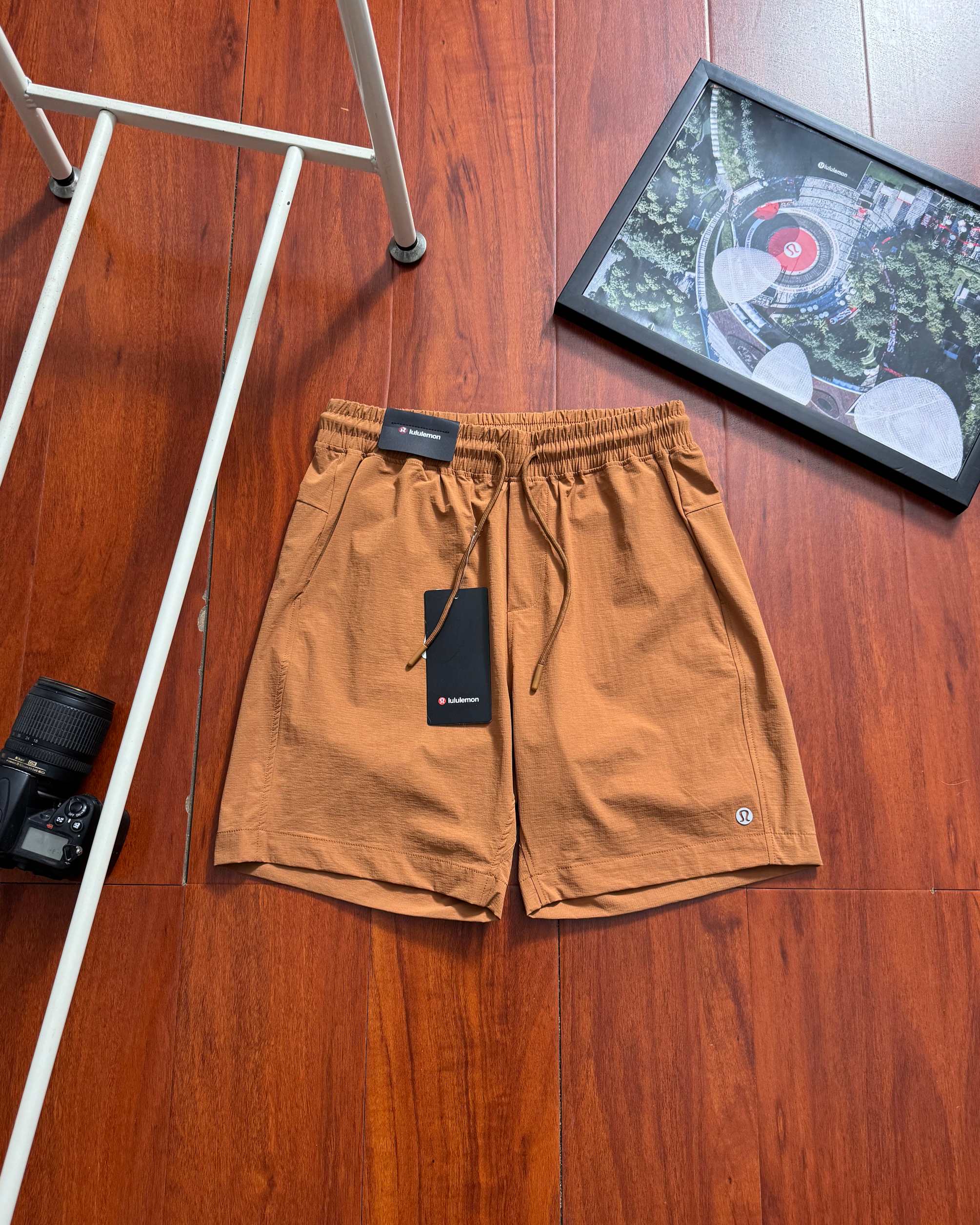 💰125
lululemon/露露2025夏季最新款男士商务休闲梭织运动短裤 都市通勤运动短裤!特定进口面料,原厂工艺 25年夏季新款短裤面料定制微弹冰感梭织布 舒适感强 自带冰凉感 立体拼片裁剪版型 上身效果好 后臀部带拉链口袋 辅料全系定制 休闲户外运动短裤时尚简约,天气暖暖的,就要穿的干干净净,看上去才阳光帅气,夏季穿搭简简单单,舒舒服服 不管是设计风格 颜色选择 还是舒适度都是高标准高要求,给你一种新高品质体验
首先是款型,不用多说了,熟悉这个系列的应该一眼就能看出标志性的腰部设计人体工学立体剪裁工艺
修身干练的版型,上身舒适自在,百搭不挑人 用心设计与复杂的工艺,设计非常讲究,纯色遵循并致敬精典!机能透气面料,适合各种环境,跑步排汗,舒适质地轻盈,不易褪色、变形,腰间松紧弹簧拉绳设计,可任意拉伸松紧,适合多种身材。无疑赢得了大众群体个人以及运动员的信赖。
颜色:黑色 焦糖色 绿色
尺码:M-3XL【卡码拍大】
尺码: M L XL XXL 3XL
腰围:70 74 78 82 86
臀围:110 114 118 122 126
裤长:44 46 46 48 50
(均为手工测量,存在误差±2CM左右)
m可穿100斤-130斤
L可穿130斤-145斤
XL可穿145斤-160斤
2XL可穿160斤-180斤
3XL可穿180斤-200斤