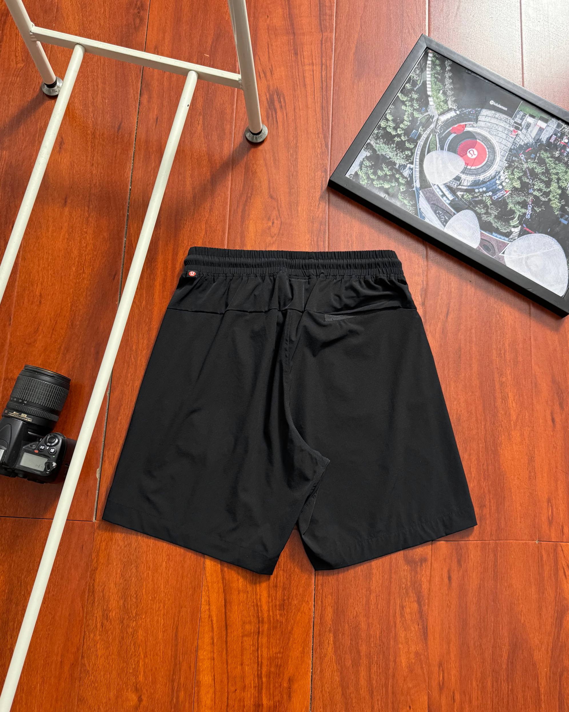 💰125
lululemon/露露2025夏季最新款男士商务休闲梭织运动短裤 都市通勤运动短裤!特定进口面料,原厂工艺 25年夏季新款短裤面料定制微弹冰感梭织布 舒适感强 自带冰凉感 立体拼片裁剪版型 上身效果好 后臀部带拉链口袋 辅料全系定制 休闲户外运动短裤时尚简约,天气暖暖的,就要穿的干干净净,看上去才阳光帅气,夏季穿搭简简单单,舒舒服服 不管是设计风格 颜色选择 还是舒适度都是高标准高要求,给你一种新高品质体验
首先是款型,不用多说了,熟悉这个系列的应该一眼就能看出标志性的腰部设计人体工学立体剪裁工艺
修身干练的版型,上身舒适自在,百搭不挑人 用心设计与复杂的工艺,设计非常讲究,纯色遵循并致敬精典!机能透气面料,适合各种环境,跑步排汗,舒适质地轻盈,不易褪色、变形,腰间松紧弹簧拉绳设计,可任意拉伸松紧,适合多种身材。无疑赢得了大众群体个人以及运动员的信赖。
颜色:黑色 焦糖色 绿色
尺码:M-3XL【卡码拍大】
尺码: M L XL XXL 3XL
腰围:70 74 78 82 86
臀围:110 114 118 122 126
裤长:44 46 46 48 50
(均为手工测量,存在误差±2CM左右)
m可穿100斤-130斤
L可穿130斤-145斤
XL可穿145斤-160斤
2XL可穿160斤-180斤
3XL可穿180斤-200斤