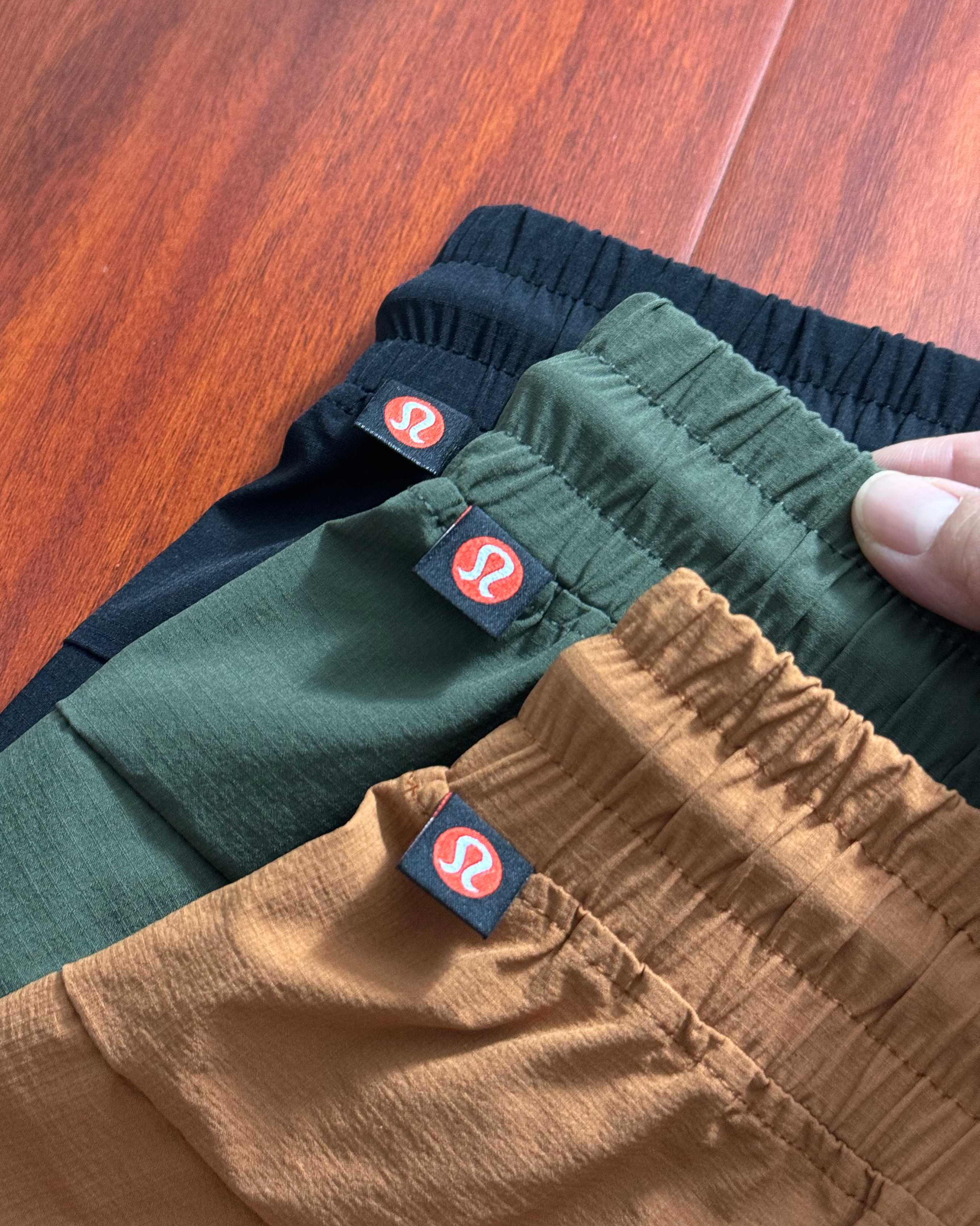 💰125
lululemon/露露2025夏季最新款男士商务休闲梭织运动短裤 都市通勤运动短裤!特定进口面料,原厂工艺 25年夏季新款短裤面料定制微弹冰感梭织布 舒适感强 自带冰凉感 立体拼片裁剪版型 上身效果好 后臀部带拉链口袋 辅料全系定制 休闲户外运动短裤时尚简约,天气暖暖的,就要穿的干干净净,看上去才阳光帅气,夏季穿搭简简单单,舒舒服服 不管是设计风格 颜色选择 还是舒适度都是高标准高要求,给你一种新高品质体验
首先是款型,不用多说了,熟悉这个系列的应该一眼就能看出标志性的腰部设计人体工学立体剪裁工艺
修身干练的版型,上身舒适自在,百搭不挑人 用心设计与复杂的工艺,设计非常讲究,纯色遵循并致敬精典!机能透气面料,适合各种环境,跑步排汗,舒适质地轻盈,不易褪色、变形,腰间松紧弹簧拉绳设计,可任意拉伸松紧,适合多种身材。无疑赢得了大众群体个人以及运动员的信赖。
颜色:黑色 焦糖色 绿色
尺码:M-3XL【卡码拍大】
尺码: M L XL XXL 3XL
腰围:70 74 78 82 86
臀围:110 114 118 122 126
裤长:44 46 46 48 50
(均为手工测量,存在误差±2CM左右)
m可穿100斤-130斤
L可穿130斤-145斤
XL可穿145斤-160斤
2XL可穿160斤-180斤
3XL可穿180斤-200斤