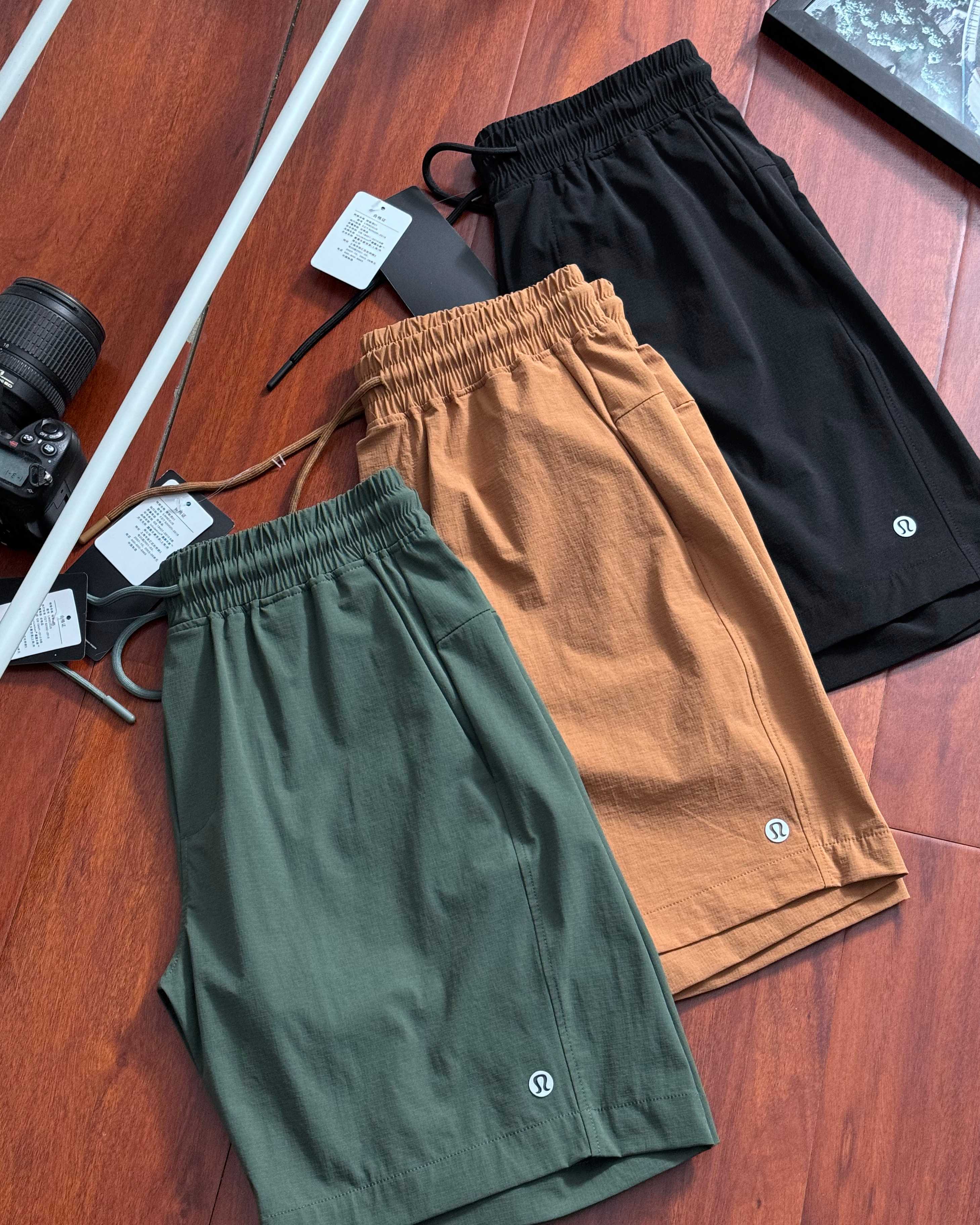 💰125
lululemon/露露2025夏季最新款男士商务休闲梭织运动短裤 都市通勤运动短裤!特定进口面料,原厂工艺 25年夏季新款短裤面料定制微弹冰感梭织布 舒适感强 自带冰凉感 立体拼片裁剪版型 上身效果好 后臀部带拉链口袋 辅料全系定制 休闲户外运动短裤时尚简约,天气暖暖的,就要穿的干干净净,看上去才阳光帅气,夏季穿搭简简单单,舒舒服服 不管是设计风格 颜色选择 还是舒适度都是高标准高要求,给你一种新高品质体验
首先是款型,不用多说了,熟悉这个系列的应该一眼就能看出标志性的腰部设计人体工学立体剪裁工艺
修身干练的版型,上身舒适自在,百搭不挑人 用心设计与复杂的工艺,设计非常讲究,纯色遵循并致敬精典!机能透气面料,适合各种环境,跑步排汗,舒适质地轻盈,不易褪色、变形,腰间松紧弹簧拉绳设计,可任意拉伸松紧,适合多种身材。无疑赢得了大众群体个人以及运动员的信赖。
颜色:黑色 焦糖色 绿色
尺码:M-3XL【卡码拍大】
尺码: M L XL XXL 3XL
腰围:70 74 78 82 86
臀围:110 114 118 122 126
裤长:44 46 46 48 50
(均为手工测量,存在误差±2CM左右)
m可穿100斤-130斤
L可穿130斤-145斤
XL可穿145斤-160斤
2XL可穿160斤-180斤
3XL可穿180斤-200斤