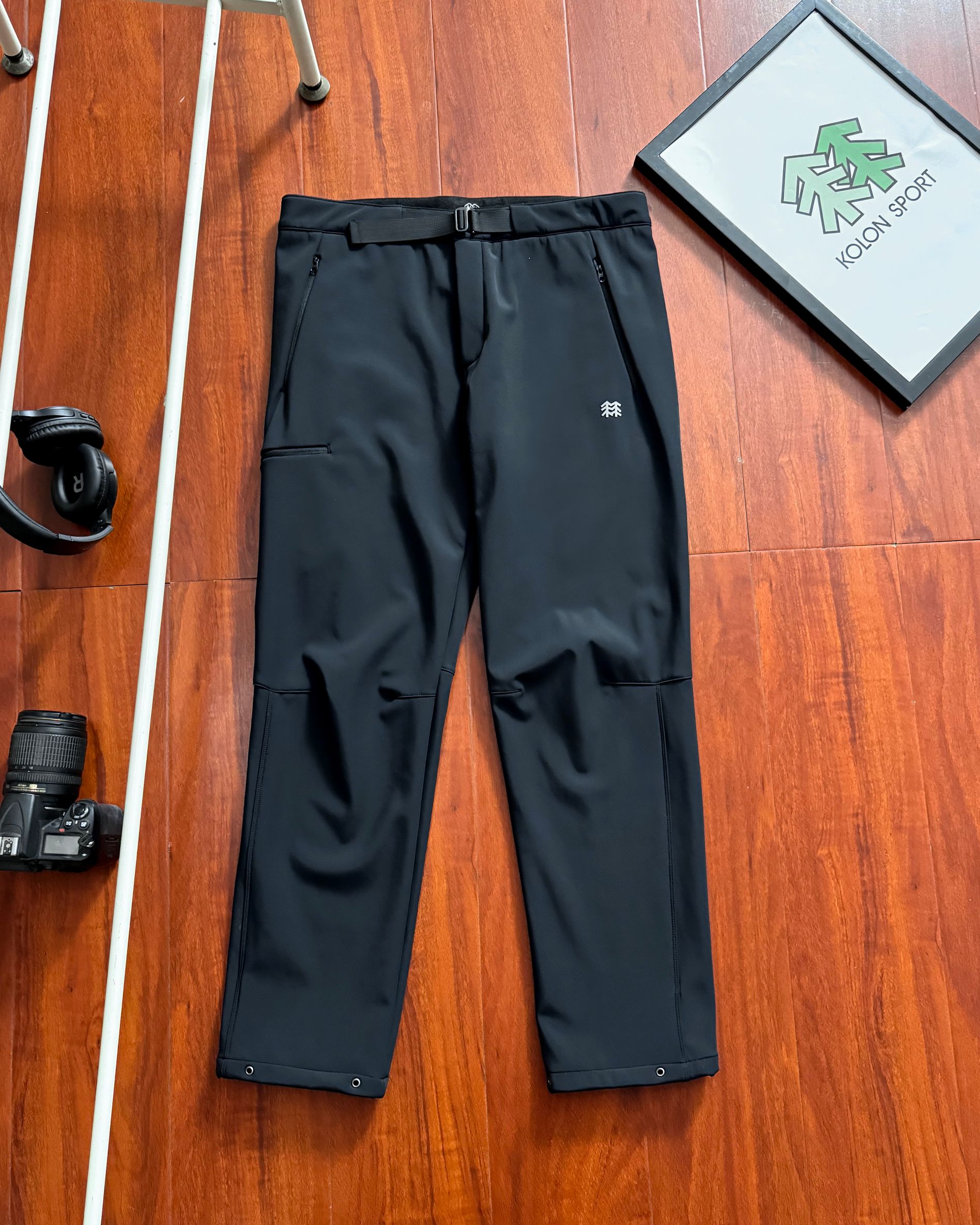 供💰125
KOLON SPORT/可隆软壳加绒裤攀岩徒步登山户外运动裤
顶级版本，面料采用立体版型，满足高强度的运动以及大幅活动时的不受束缚，内里加绒加厚 ，保暖又不显臃肿，耐磨的面料搭配舒适的版型设计，大部分的缝线部位采用超音速缝制法，尽可能的避免损失面料的弹力性能，减少缝制而引起的重量增加，同时提高穿戴时的舒适感采用带拉链设计，提高了收纳性及收纳安全性，内藏腰带设计，可最大程度地减少了摩擦引起的腰带倾斜现象
裤脚抽绳设计，可进行调节内藏式设计，尽可能保证外观简约
颜色：黑色 灰色 
尺码：M - 4XL





