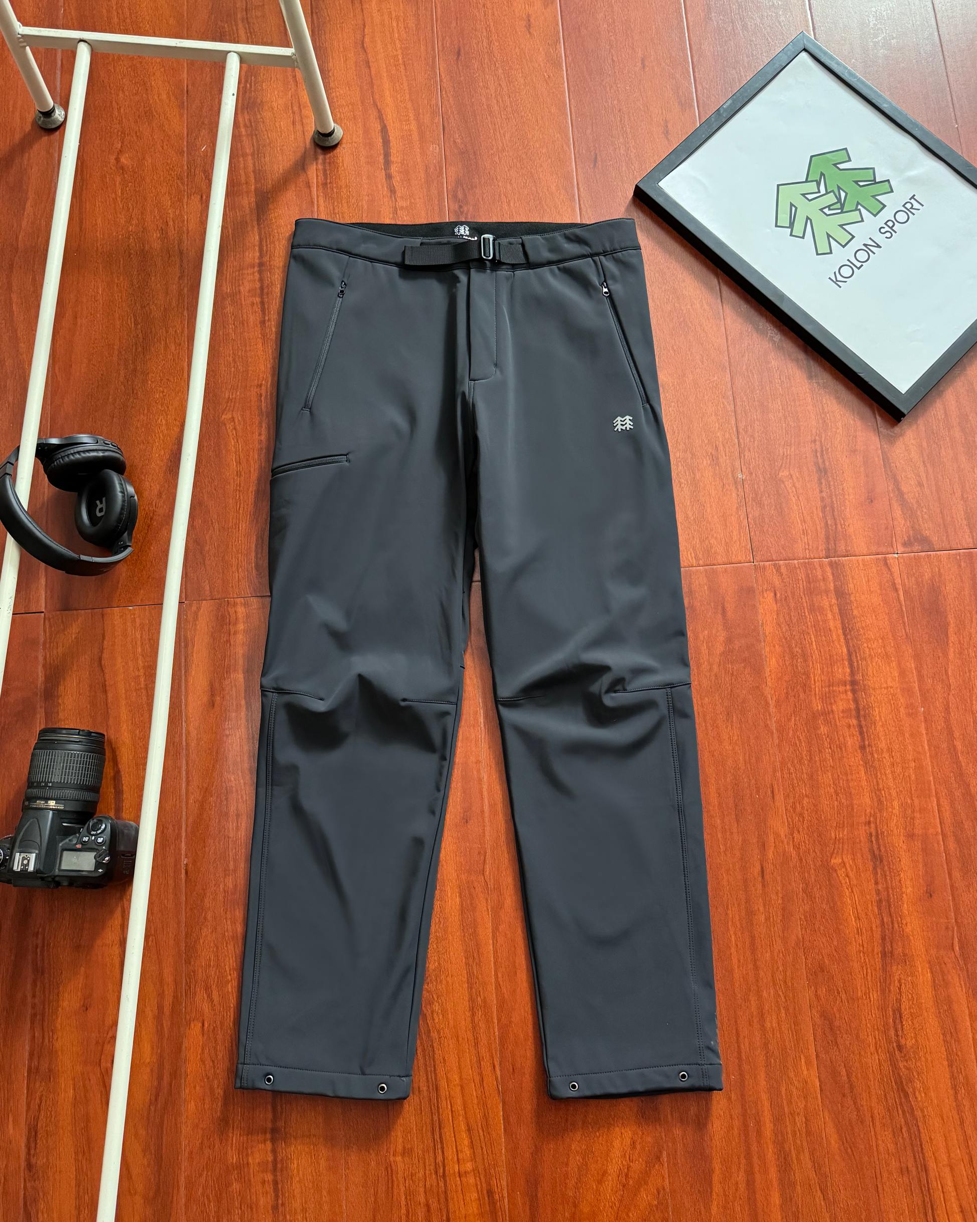 供💰125
KOLON SPORT/可隆软壳加绒裤攀岩徒步登山户外运动裤
顶级版本，面料采用立体版型，满足高强度的运动以及大幅活动时的不受束缚，内里加绒加厚 ，保暖又不显臃肿，耐磨的面料搭配舒适的版型设计，大部分的缝线部位采用超音速缝制法，尽可能的避免损失面料的弹力性能，减少缝制而引起的重量增加，同时提高穿戴时的舒适感采用带拉链设计，提高了收纳性及收纳安全性，内藏腰带设计，可最大程度地减少了摩擦引起的腰带倾斜现象
裤脚抽绳设计，可进行调节内藏式设计，尽可能保证外观简约
颜色：黑色 灰色 
尺码：M - 4XL





