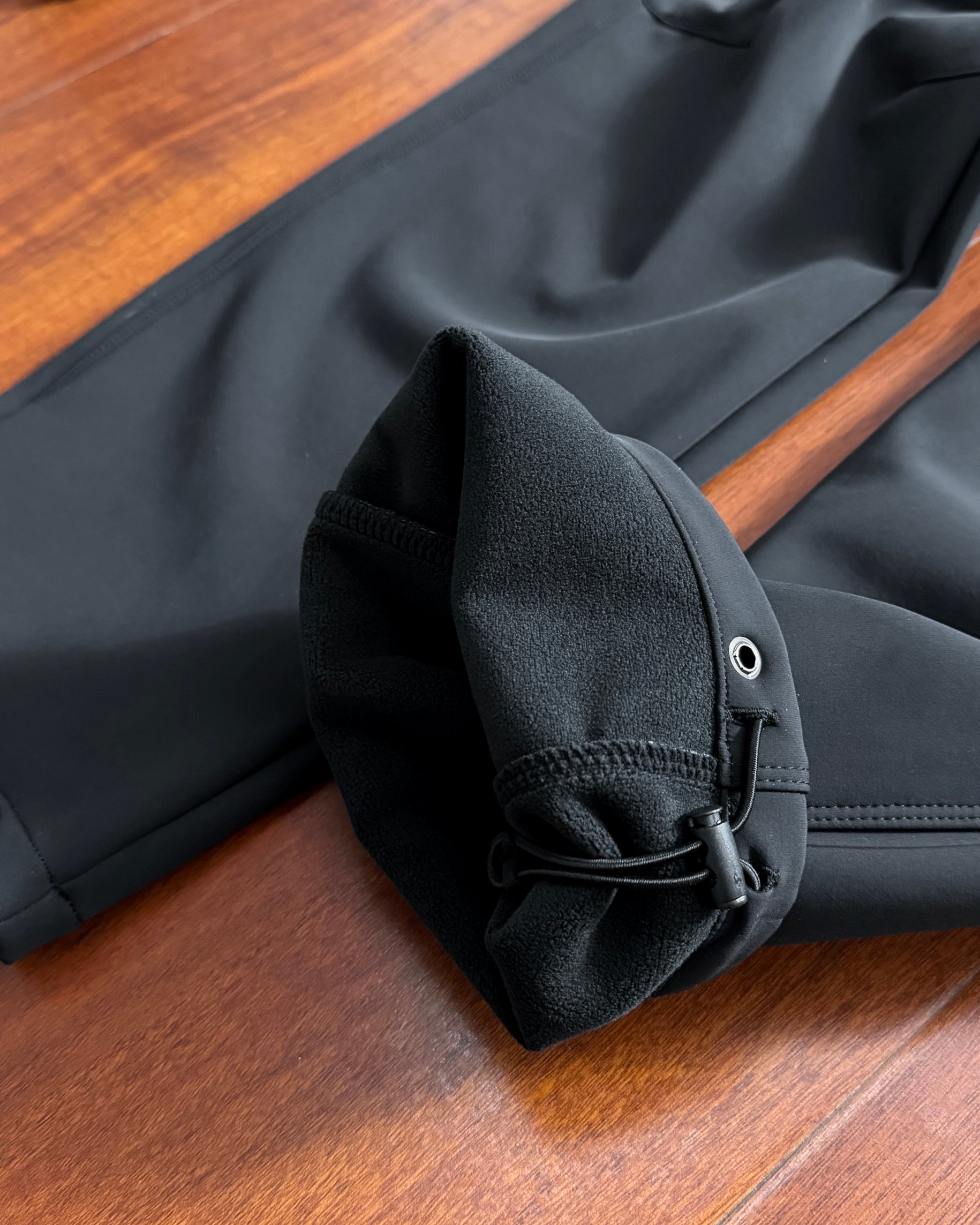 供💰125
KOLON SPORT/可隆软壳加绒裤攀岩徒步登山户外运动裤
顶级版本，面料采用立体版型，满足高强度的运动以及大幅活动时的不受束缚，内里加绒加厚 ，保暖又不显臃肿，耐磨的面料搭配舒适的版型设计，大部分的缝线部位采用超音速缝制法，尽可能的避免损失面料的弹力性能，减少缝制而引起的重量增加，同时提高穿戴时的舒适感采用带拉链设计，提高了收纳性及收纳安全性，内藏腰带设计，可最大程度地减少了摩擦引起的腰带倾斜现象
裤脚抽绳设计，可进行调节内藏式设计，尽可能保证外观简约
颜色：黑色 灰色 
尺码：M - 4XL





