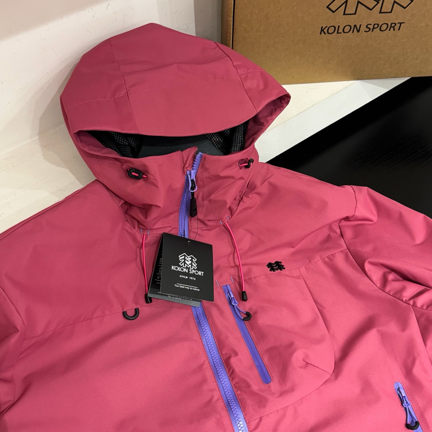 骚骚粉💰110
𝐊𝐨𝐥𝐨𝐧可隆/三防情侣冲锋衣 
官网同步

天花板级别高货 可随意对比
tri durance防水防雨面料
bluesign@认证的面料，轻薄而耐磨
百搭时尚 颜色鲜艳明亮
颜色：紫色 玫红 浅蓝 黑色
尺码：最后一张图