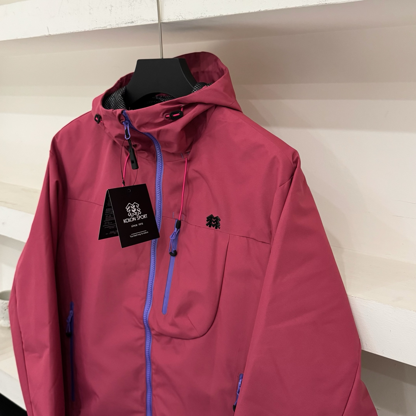 骚骚粉💰110
𝐊𝐨𝐥𝐨𝐧可隆/三防情侣冲锋衣 
官网同步

天花板级别高货 可随意对比
tri durance防水防雨面料
bluesign@认证的面料，轻薄而耐磨
百搭时尚 颜色鲜艳明亮
颜色：紫色 玫红 浅蓝 黑色
尺码：最后一张图