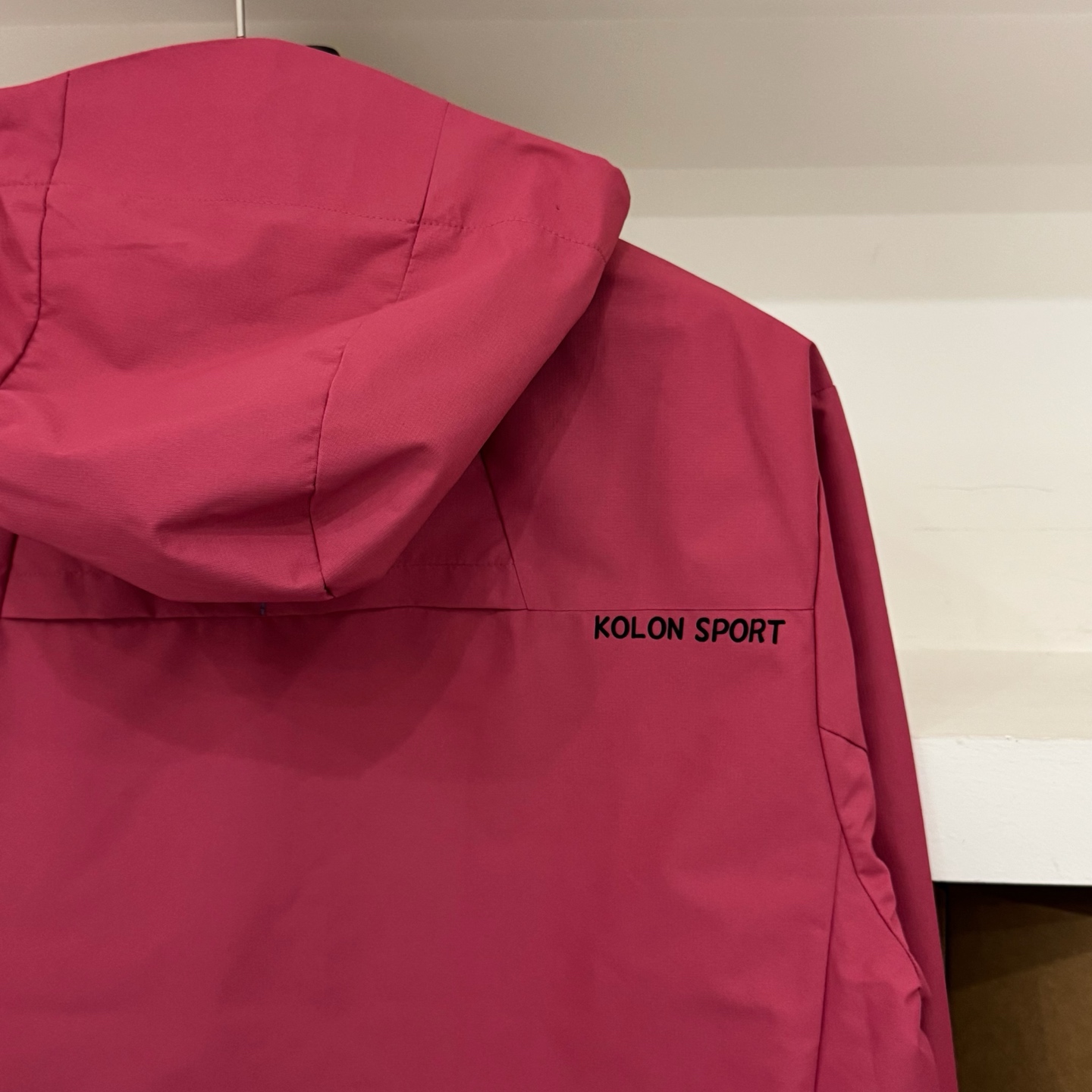 骚骚粉💰110
𝐊𝐨𝐥𝐨𝐧可隆/三防情侣冲锋衣 
官网同步

天花板级别高货 可随意对比
tri durance防水防雨面料
bluesign@认证的面料，轻薄而耐磨
百搭时尚 颜色鲜艳明亮
颜色：紫色 玫红 浅蓝 黑色
尺码：最后一张图