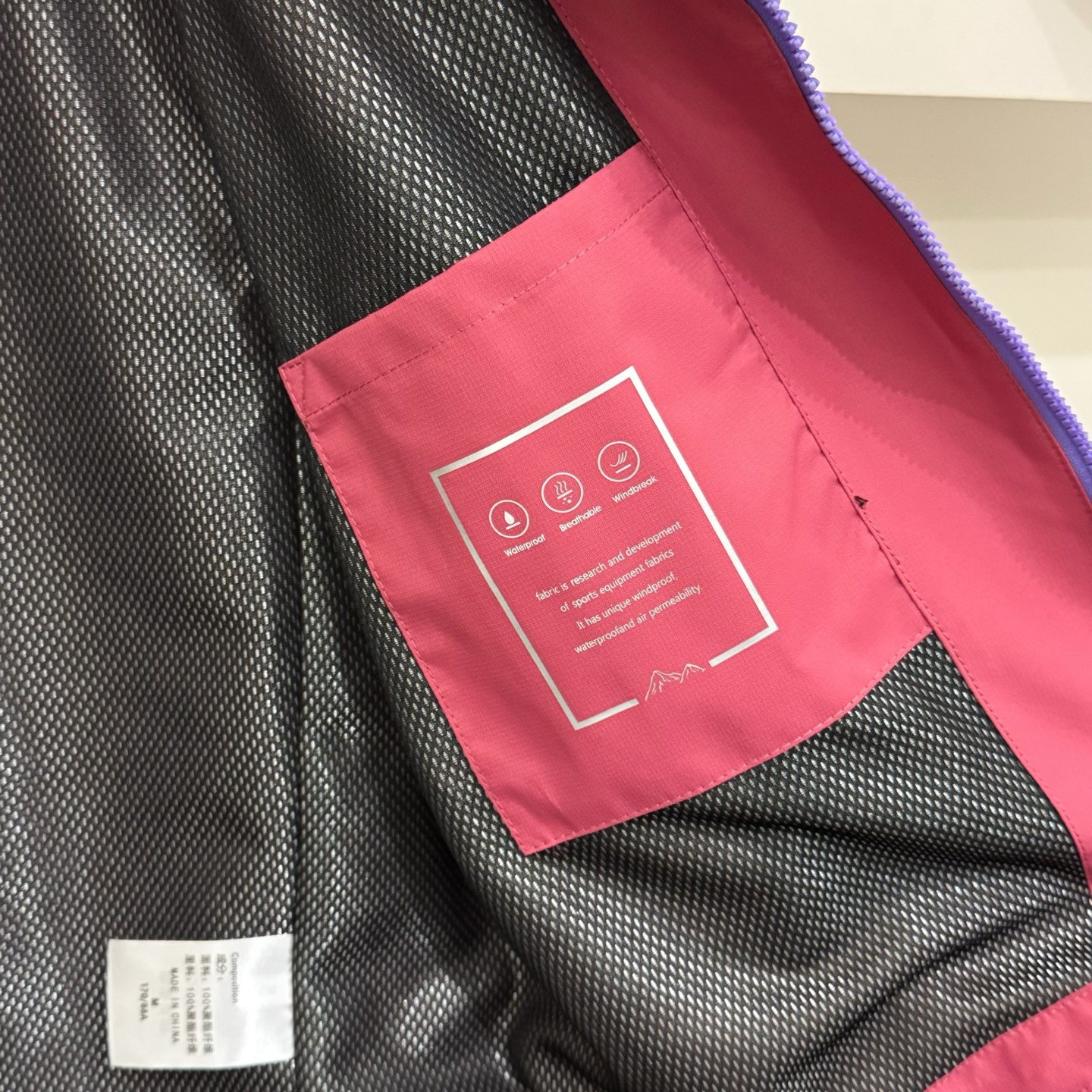 骚骚粉💰110
𝐊𝐨𝐥𝐨𝐧可隆/三防情侣冲锋衣 
官网同步

天花板级别高货 可随意对比
tri durance防水防雨面料
bluesign@认证的面料，轻薄而耐磨
百搭时尚 颜色鲜艳明亮
颜色：紫色 玫红 浅蓝 黑色
尺码：最后一张图