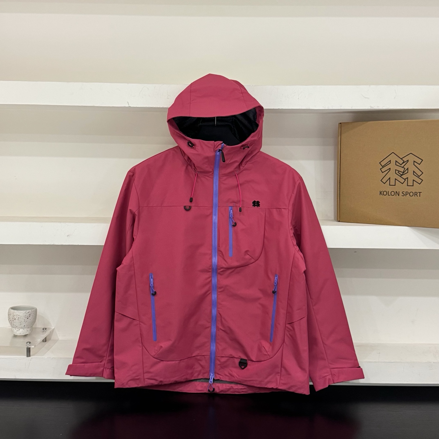 骚骚粉💰110
𝐊𝐨𝐥𝐨𝐧可隆/三防情侣冲锋衣 
官网同步

天花板级别高货 可随意对比
tri durance防水防雨面料
bluesign@认证的面料，轻薄而耐磨
百搭时尚 颜色鲜艳明亮
颜色：紫色 玫红 浅蓝 黑色
尺码：最后一张图