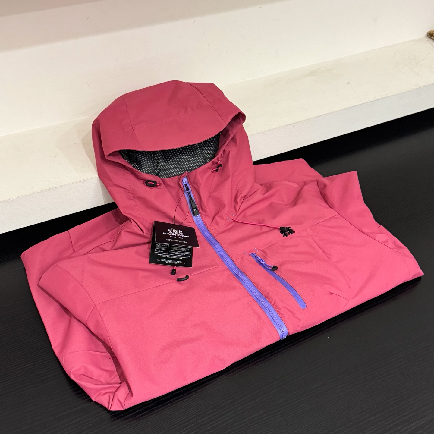 骚骚粉💰110
𝐊𝐨𝐥𝐨𝐧可隆/三防情侣冲锋衣 
官网同步

天花板级别高货 可随意对比
tri durance防水防雨面料
bluesign@认证的面料，轻薄而耐磨
百搭时尚 颜色鲜艳明亮
颜色：紫色 玫红 浅蓝 黑色
尺码：最后一张图