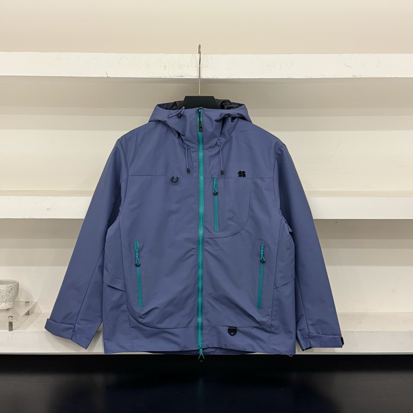 傲气紫💰110
𝐊𝐨𝐥𝐨𝐧可隆/三防情侣冲锋衣 
官网同步

天花板级别高货 可随意对比
tri durance防水防雨面料
bluesign@认证的面料，轻薄而耐磨
百搭时尚 颜色鲜艳明亮
颜色：紫色 玫红 浅蓝 黑色
尺码：最后一张图