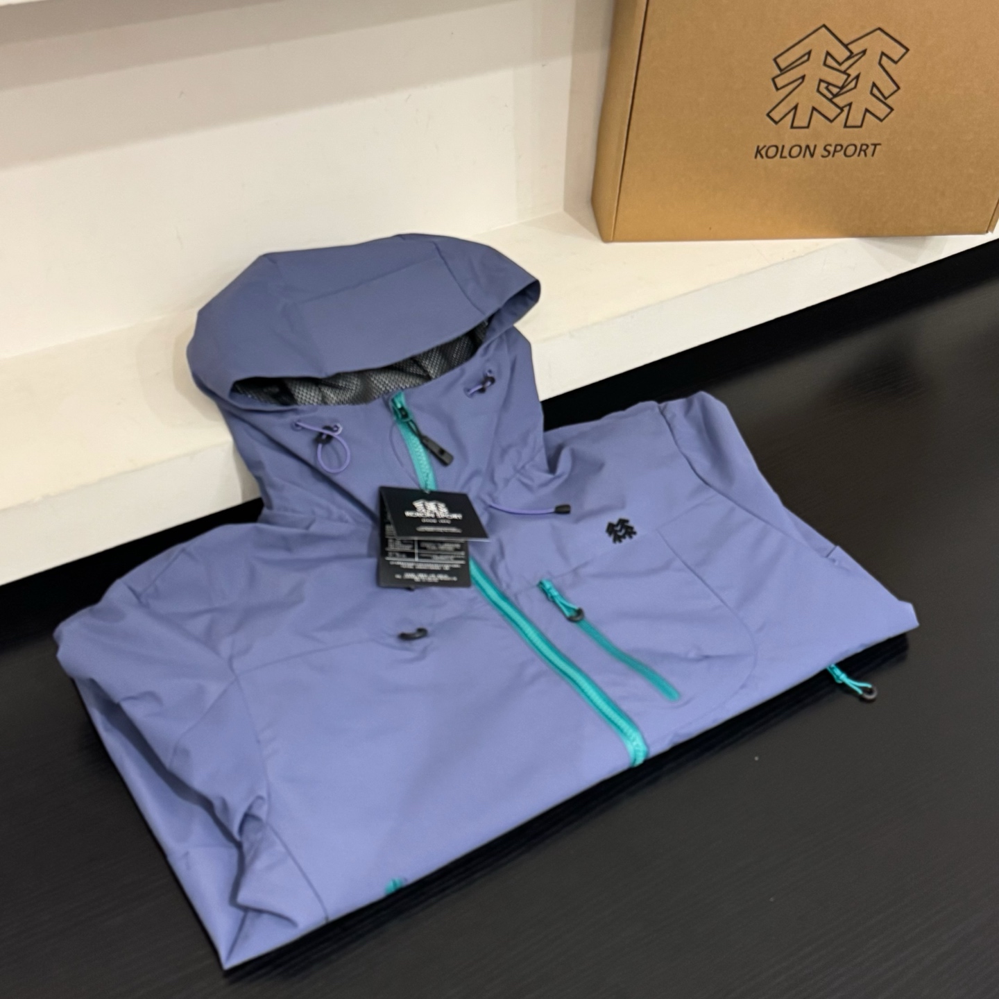 傲气紫💰110
𝐊𝐨𝐥𝐨𝐧可隆/三防情侣冲锋衣 
官网同步

天花板级别高货 可随意对比
tri durance防水防雨面料
bluesign@认证的面料，轻薄而耐磨
百搭时尚 颜色鲜艳明亮
颜色：紫色 玫红 浅蓝 黑色
尺码：最后一张图