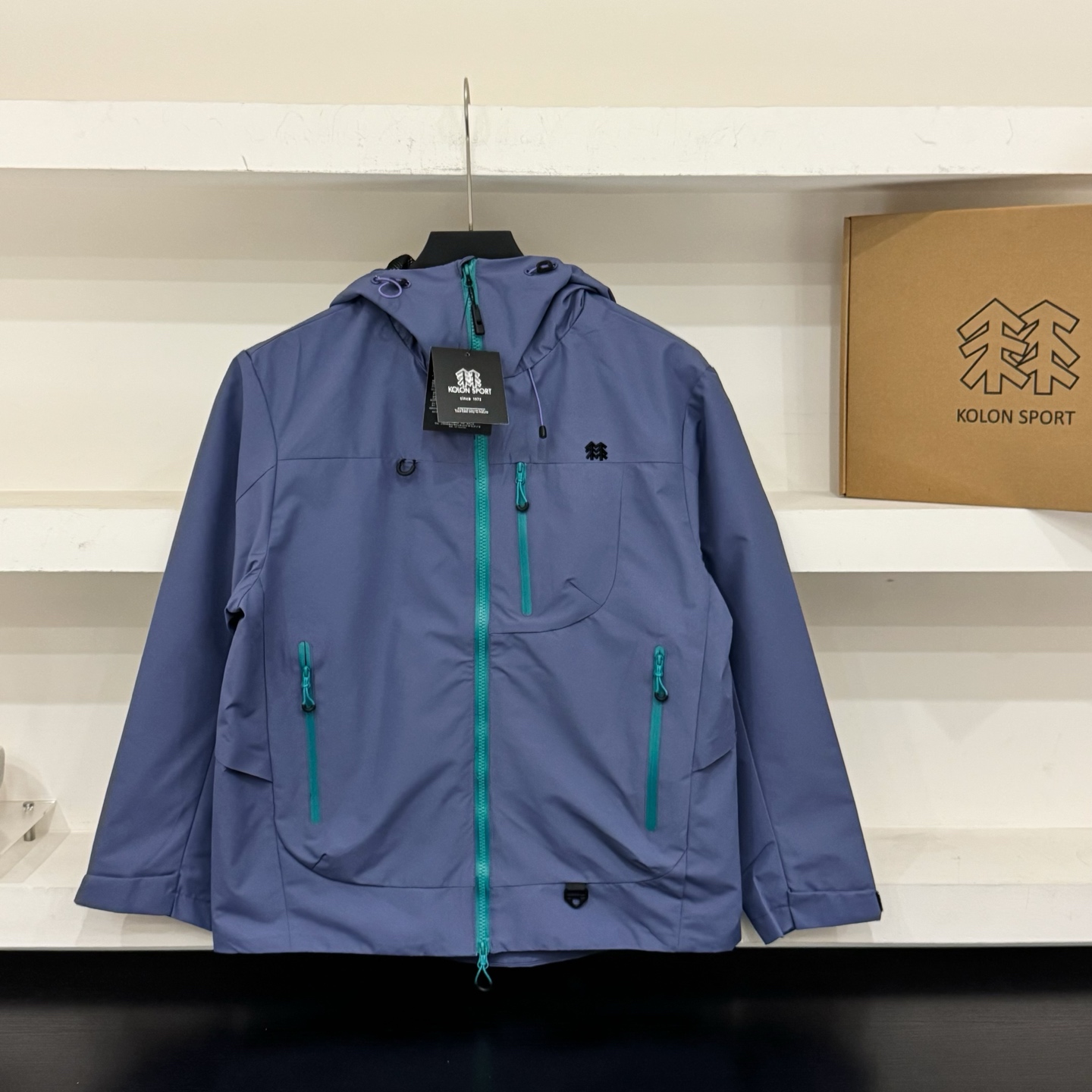 傲气紫💰110
𝐊𝐨𝐥𝐨𝐧可隆/三防情侣冲锋衣 
官网同步

天花板级别高货 可随意对比
tri durance防水防雨面料
bluesign@认证的面料，轻薄而耐磨
百搭时尚 颜色鲜艳明亮
颜色：紫色 玫红 浅蓝 黑色
尺码：最后一张图