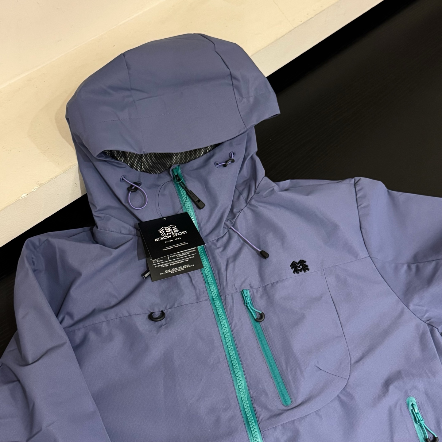 傲气紫💰110
𝐊𝐨𝐥𝐨𝐧可隆/三防情侣冲锋衣 
官网同步

天花板级别高货 可随意对比
tri durance防水防雨面料
bluesign@认证的面料，轻薄而耐磨
百搭时尚 颜色鲜艳明亮
颜色：紫色 玫红 浅蓝 黑色
尺码：最后一张图