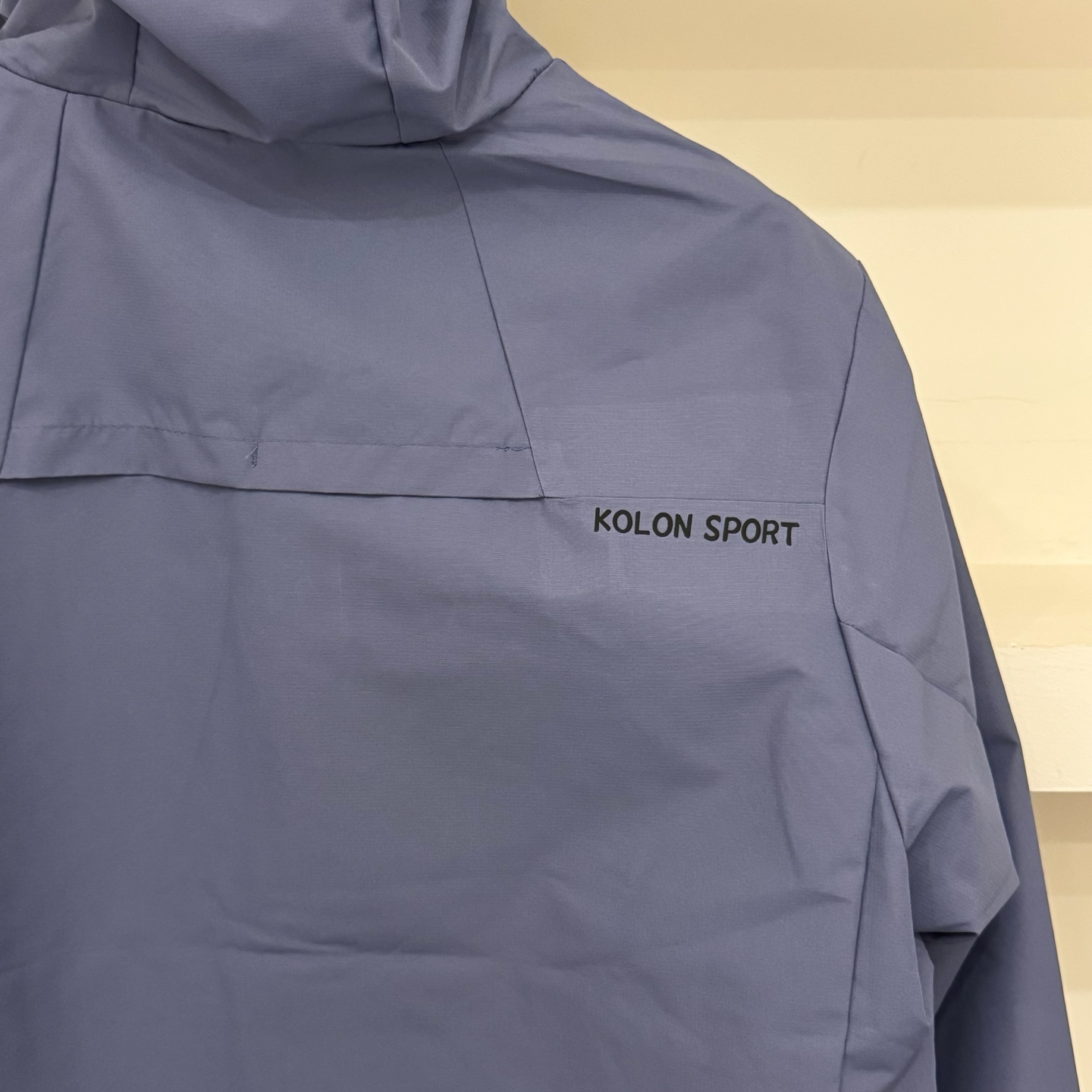 傲气紫💰110
𝐊𝐨𝐥𝐨𝐧可隆/三防情侣冲锋衣 
官网同步

天花板级别高货 可随意对比
tri durance防水防雨面料
bluesign@认证的面料，轻薄而耐磨
百搭时尚 颜色鲜艳明亮
颜色：紫色 玫红 浅蓝 黑色
尺码：最后一张图