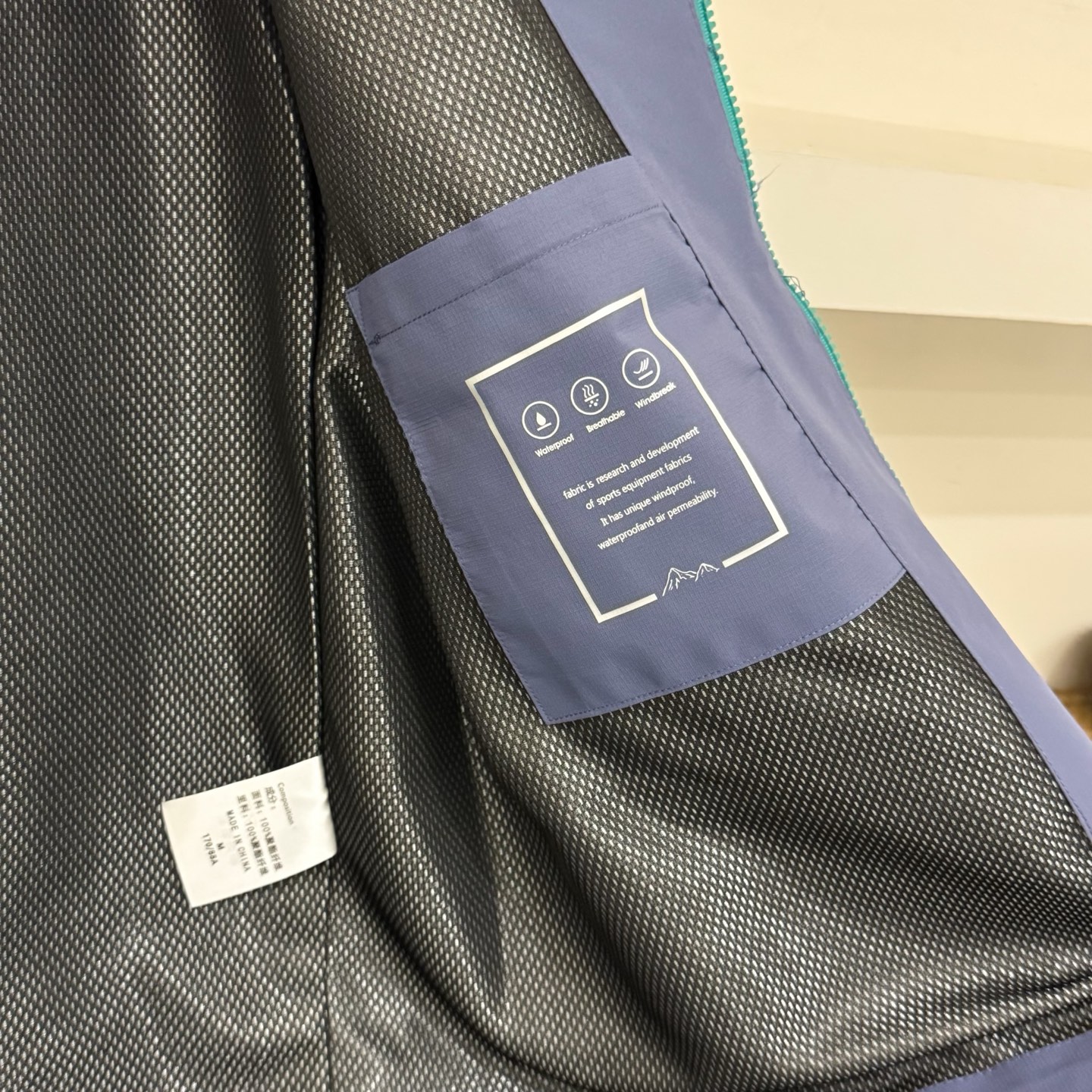 傲气紫💰110
𝐊𝐨𝐥𝐨𝐧可隆/三防情侣冲锋衣 
官网同步

天花板级别高货 可随意对比
tri durance防水防雨面料
bluesign@认证的面料，轻薄而耐磨
百搭时尚 颜色鲜艳明亮
颜色：紫色 玫红 浅蓝 黑色
尺码：最后一张图