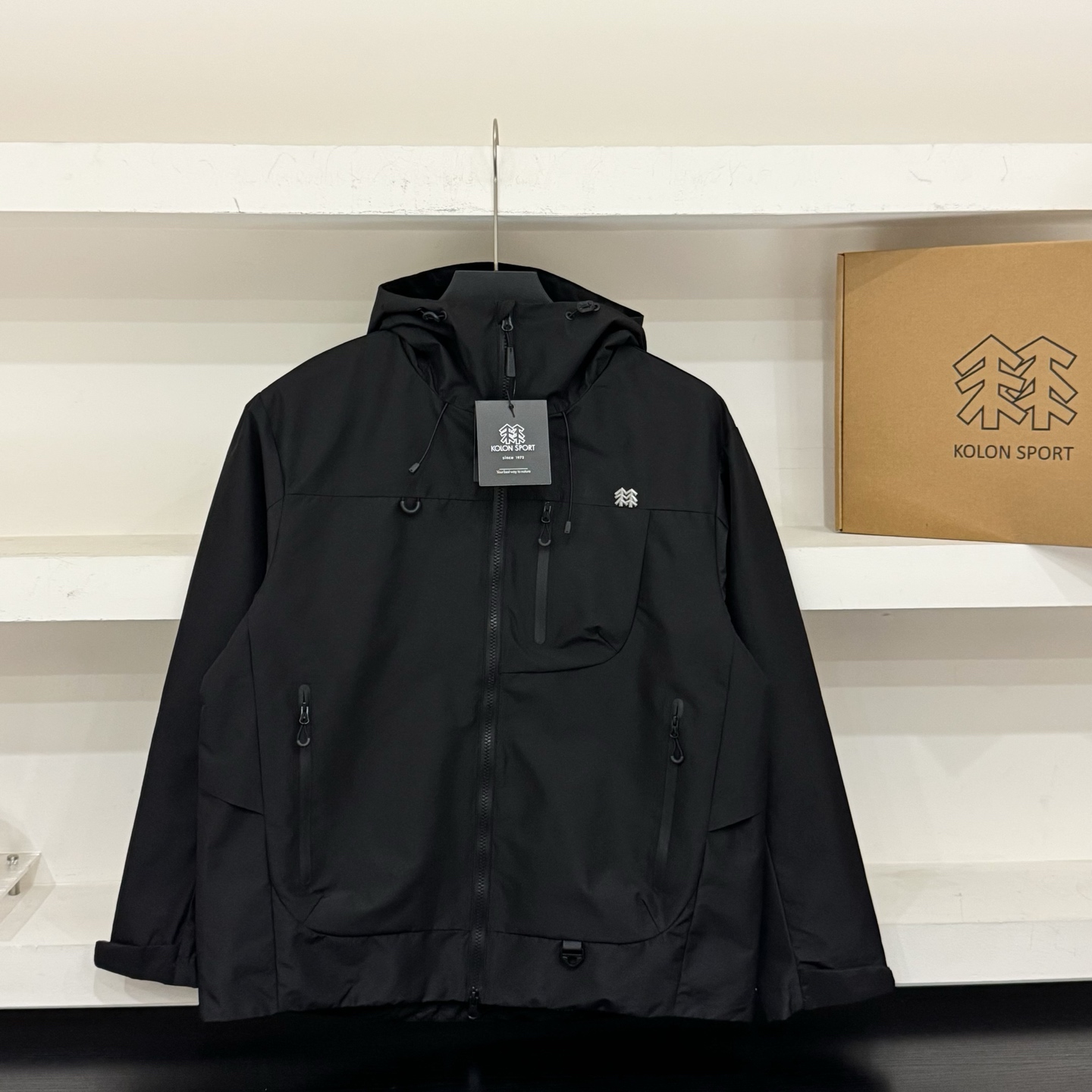 质感黑💰110
𝐊𝐨𝐥𝐨𝐧可隆/三防情侣冲锋衣 
官网同步

天花板级别高货 可随意对比
tri durance防水防雨面料
bluesign@认证的面料，轻薄而耐磨
百搭时尚 颜色鲜艳明亮
颜色：紫色 玫红 浅蓝 黑色
尺码：最后一张图