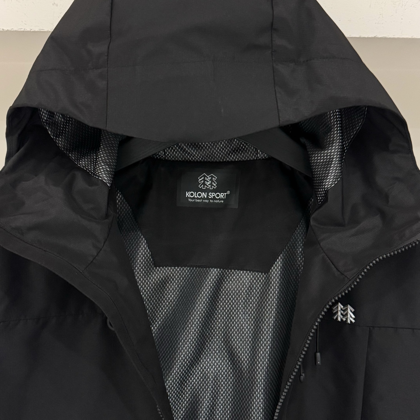 质感黑💰110
𝐊𝐨𝐥𝐨𝐧可隆/三防情侣冲锋衣 
官网同步

天花板级别高货 可随意对比
tri durance防水防雨面料
bluesign@认证的面料，轻薄而耐磨
百搭时尚 颜色鲜艳明亮
颜色：紫色 玫红 浅蓝 黑色
尺码：最后一张图