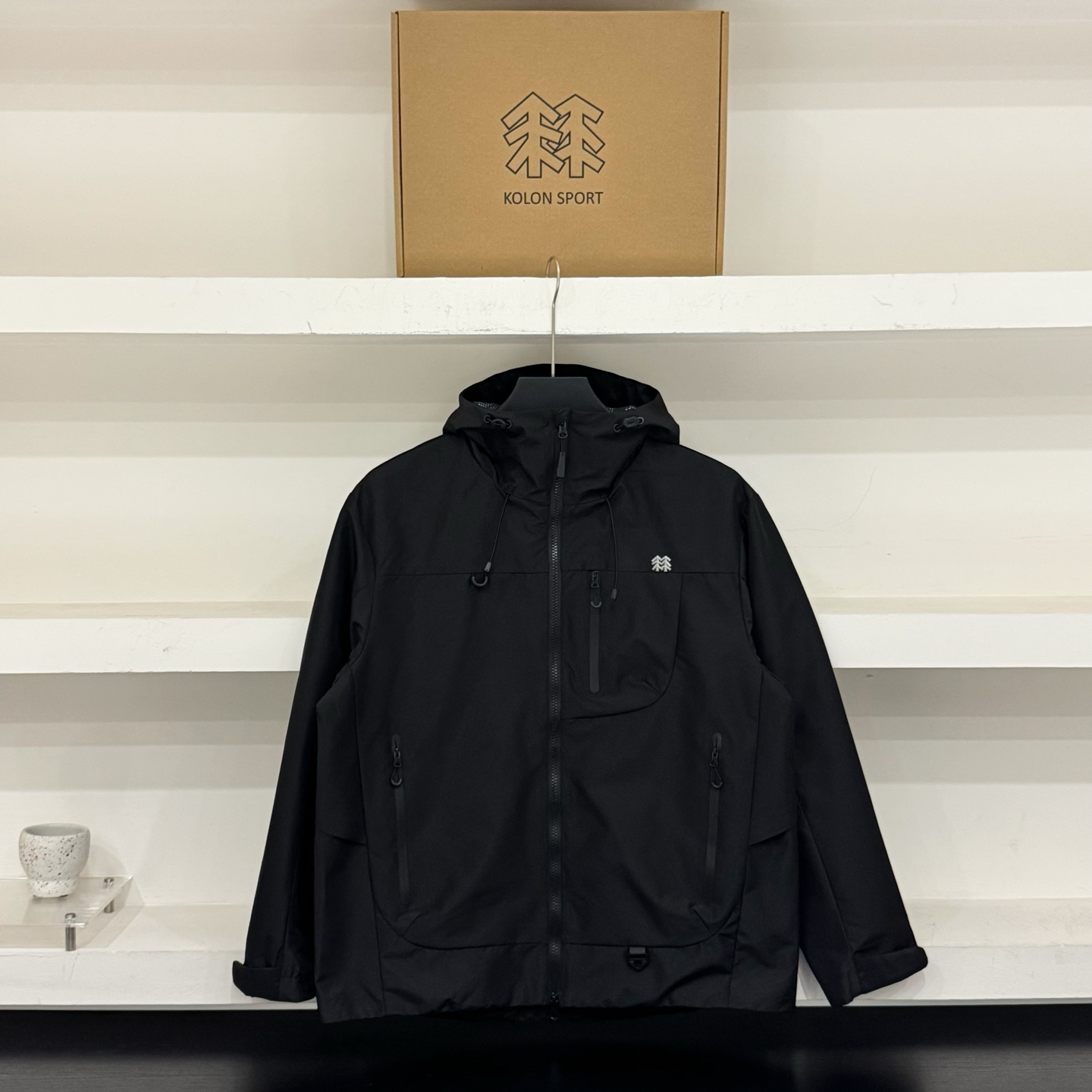 质感黑💰110
𝐊𝐨𝐥𝐨𝐧可隆/三防情侣冲锋衣 
官网同步

天花板级别高货 可随意对比
tri durance防水防雨面料
bluesign@认证的面料，轻薄而耐磨
百搭时尚 颜色鲜艳明亮
颜色：紫色 玫红 浅蓝 黑色
尺码：最后一张图