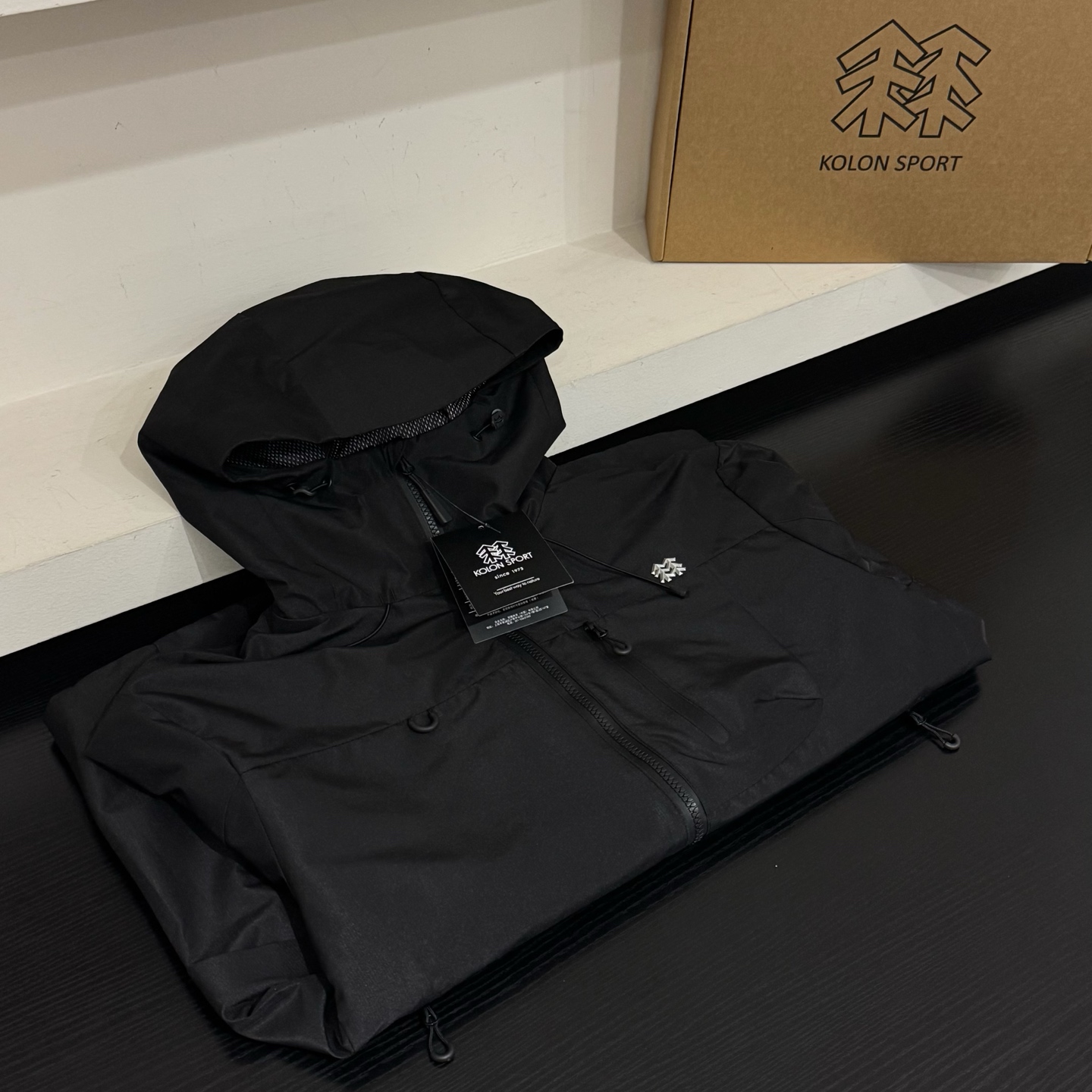 质感黑💰110
𝐊𝐨𝐥𝐨𝐧可隆/三防情侣冲锋衣 
官网同步

天花板级别高货 可随意对比
tri durance防水防雨面料
bluesign@认证的面料，轻薄而耐磨
百搭时尚 颜色鲜艳明亮
颜色：紫色 玫红 浅蓝 黑色
尺码：最后一张图