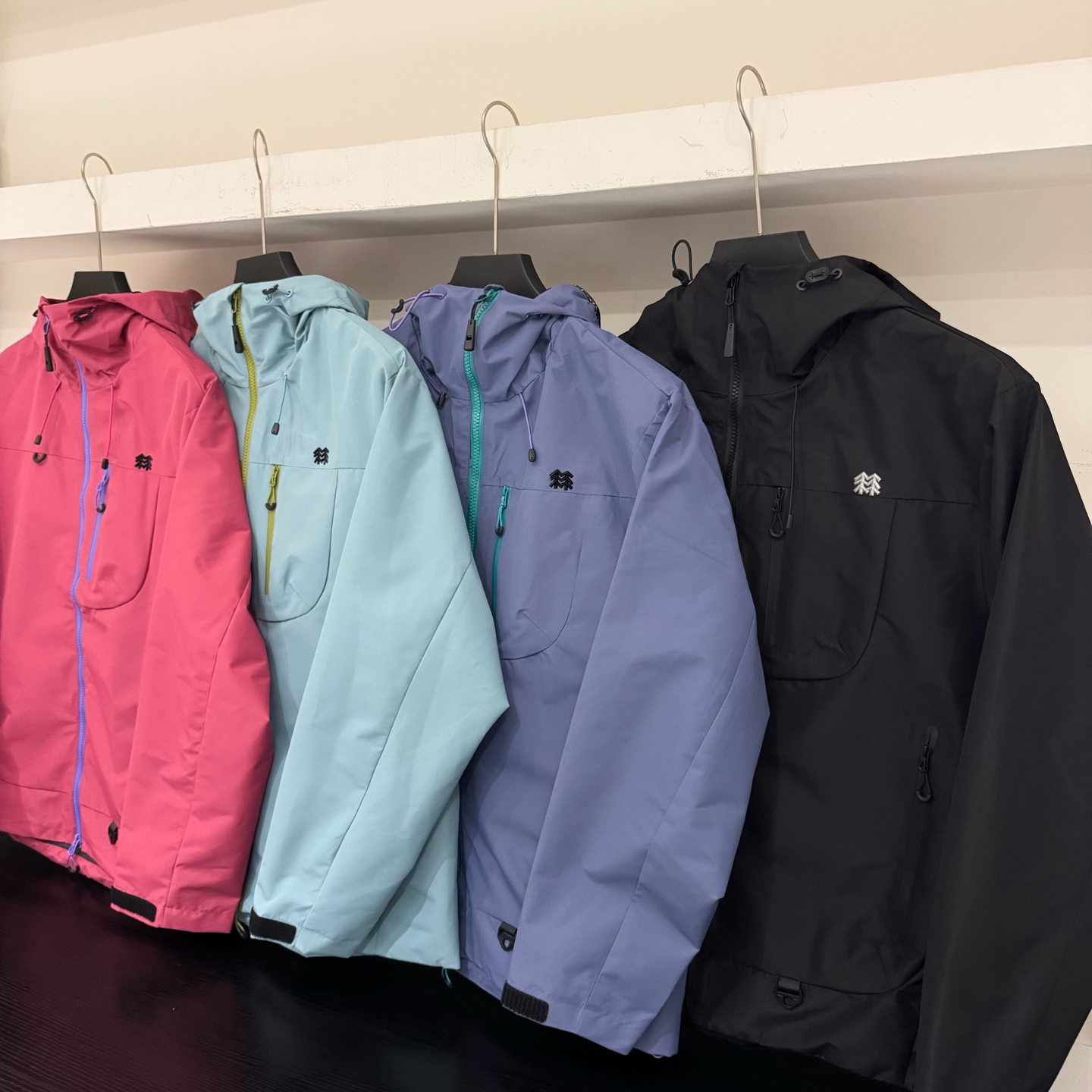 质感黑💰110
𝐊𝐨𝐥𝐨𝐧可隆/三防情侣冲锋衣 
官网同步

天花板级别高货 可随意对比
tri durance防水防雨面料
bluesign@认证的面料，轻薄而耐磨
百搭时尚 颜色鲜艳明亮
颜色：紫色 玫红 浅蓝 黑色
尺码：最后一张图