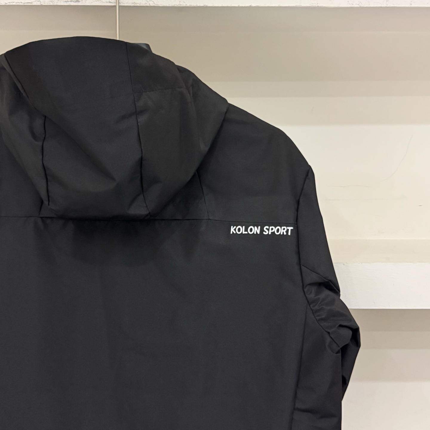 质感黑💰110
𝐊𝐨𝐥𝐨𝐧可隆/三防情侣冲锋衣 
官网同步

天花板级别高货 可随意对比
tri durance防水防雨面料
bluesign@认证的面料，轻薄而耐磨
百搭时尚 颜色鲜艳明亮
颜色：紫色 玫红 浅蓝 黑色
尺码：最后一张图