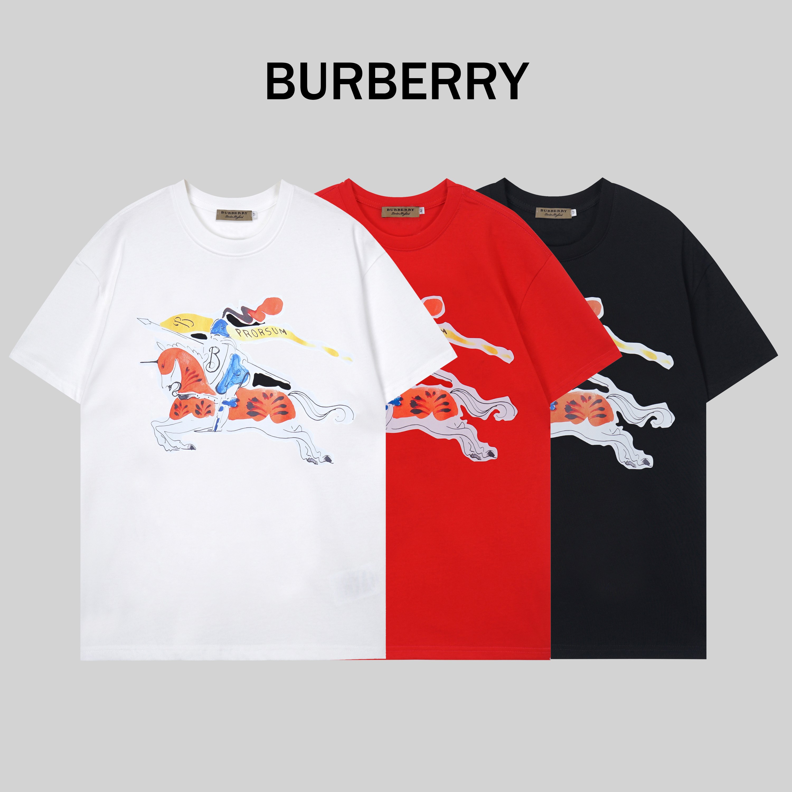 T138/ BURBERRY* La nueva camiseta de Burberry está confeccionada con 260 gramos de tejido de puro algodón de doble hilo…