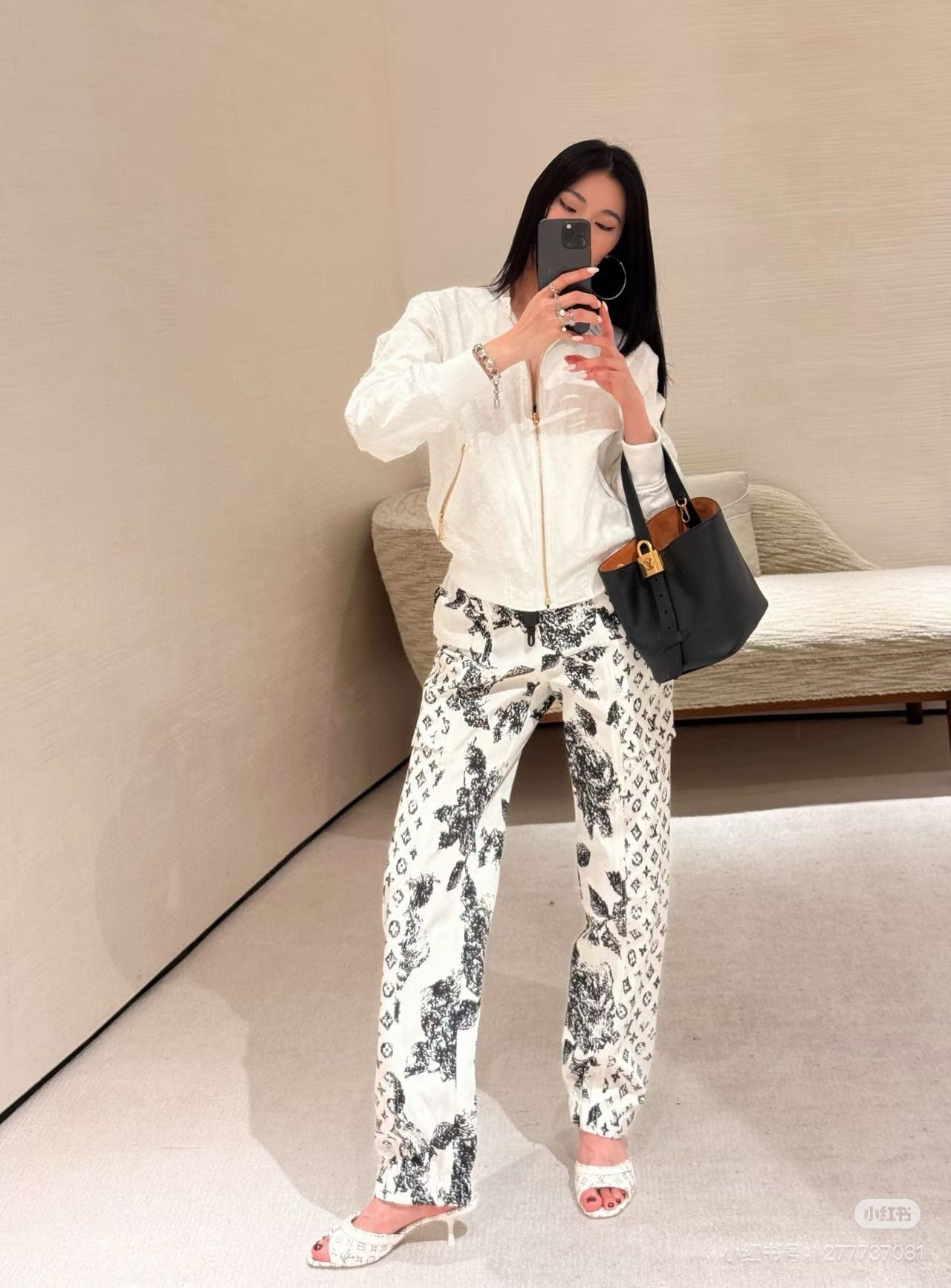 NO:460730,Pt model number D25081685 LOUIS*Dolce LV new style, double-sided wear design classic presbyterian jacquard fabric, original letter engraved logo hardware accessories zipper placket stand collar short long-sleeved jacket!  White, (M size shoulder width 39, bust 106, sleeve length 60, clothing length 54) hair,,louis vuitton,louis vuitton,louis vuitton,louis vuitton,louis vuitton,jackets & coats,jackets & coats,alexander wang19860909Pt款号D25081685 LOUIS*驴家LV新款 双面穿设计经典老花提花面料、原版字母刻logo五金配件拉链门襟立领短款长袖夹克外套！白色,（M码肩宽39,胸围106,袖长60,衣长54）发,,louis vuitton,louis vuitton,louis vuitton,louis vuitton,jackets & coats,jackets & coats,alexander wang,Women's clothing