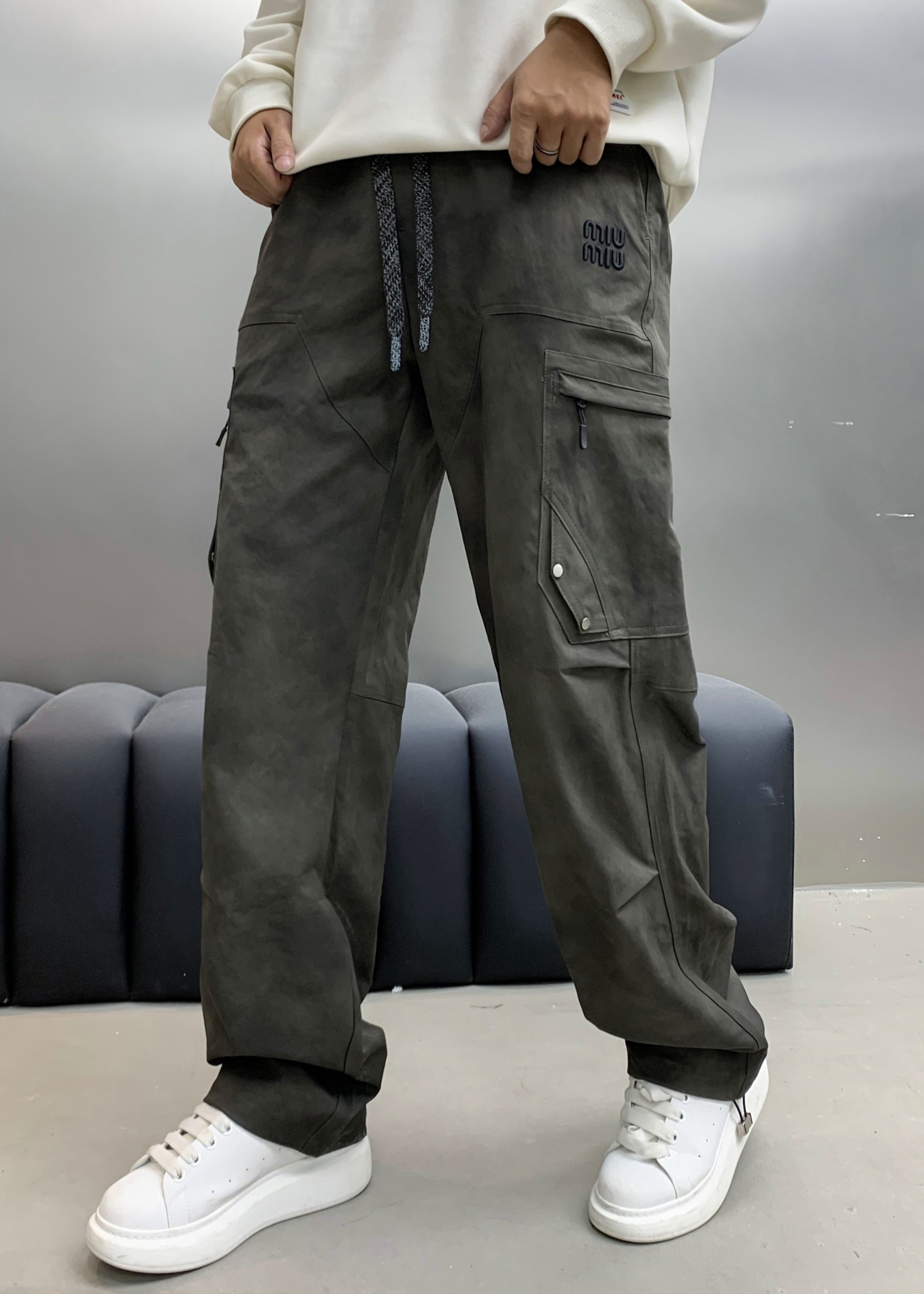 NO:482575,miumiu Top products 2025 spring and summer new casual pants!  Brand classic LOGO casual pants, customized fabric, excellent comfort, strong hand touch. Extremely recognizable, perfect quality craftsmanship. Two colors Size M-2XL (large loose version),,miumiu,alexander wang19860909miumiu 顶级货品 2025春夏新款休闲裤！品牌经典LOGO休闲裤 ,定制面料,舒适度极好,手触感强烈.辨识度极高,完美品相工艺.两个颜色 尺码M-2XL (偏大宽松版）,,miumiu,alexander wang,Men's clothing