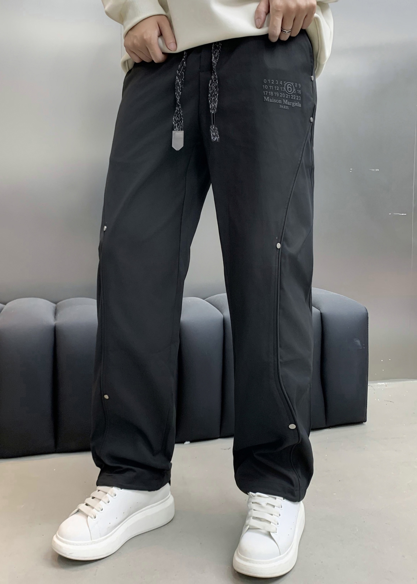 NO:482581,Majila Top-notch products 2025 spring and summer new casual pants!  Brand classic LOGO casual pants, customized fabric, excellent comfort, strong hand touch. Extremely recognizable, perfect quality craftsmanship. Two colors Size M-2XL (large loose version),,masion margiela,alexander wang19860909马吉拉 顶级货品 2025春夏新款休闲裤！品牌经典LOGO休闲裤 ,定制面料,舒适度极好,手触感强烈.辨识度极高,完美品相工艺.两个颜色 尺码M-2XL (偏大宽松版）,,masion margiela,alexander wang,Men's clothing