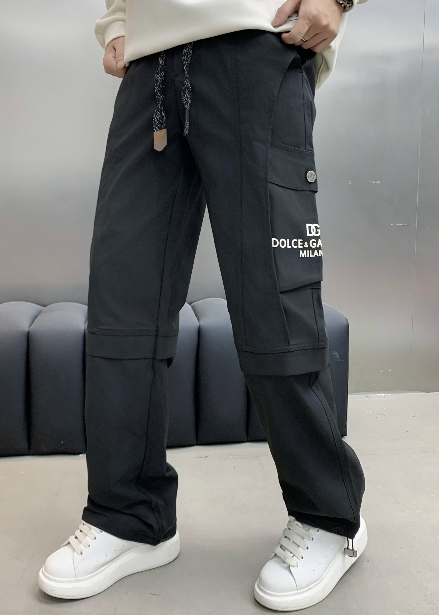 NO:482587,DG Dolce & Gabbana Top Products New Spring and Summer 2025 Leisure Pants!  Brand classic LOGO casual pants, customized fabric, excellent comfort, strong hand touch. Extremely recognizable, perfect quality craftsmanship. Two colors Size M-2XL (large loose version), Dolce & Gabbana, alexander wang19860909DG 杜嘉班纳 顶级货品 2025春夏新款休闲裤！品牌经典LOGO休闲裤 ,定制面料,舒适度极好,手触感强烈.辨识度极高,完美品相工艺.两个颜色 尺码M-2XL (偏大宽松版）,,Dolce&Gabbana,alexander wang,Men's clothing