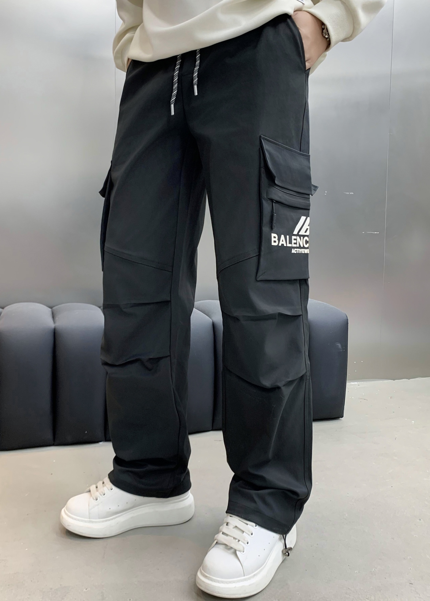 NO:482594,Balenciaga Top-notch products 2025 spring and summer new casual pants!  Brand classic LOGO casual pants, customized fabric, excellent comfort, strong hand touch. Extremely recognizable, perfect quality craftsmanship. Two colors Size M-2XL (large loose version),,balenciaga,alexander wang19860909巴黎世家 顶级货品 2025春夏新款休闲裤！品牌经典LOGO休闲裤 ,定制面料,舒适度极好,手触感强烈.辨识度极高,完美品相工艺.两个颜色 尺码M-2XL (偏大宽松版）,,balenciaga,alexander wang,Men's clothing