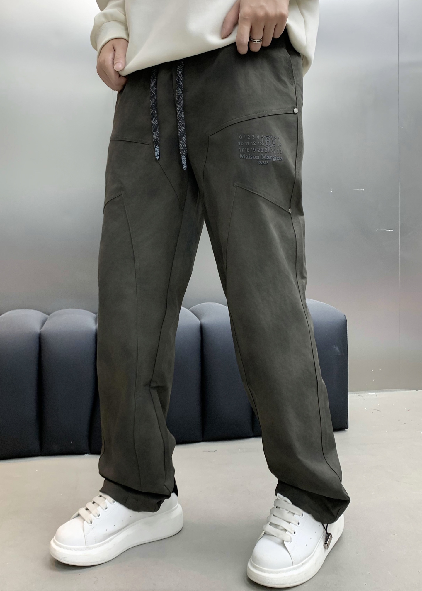 NO:482599,Majila Top-notch products 2025 spring and summer new casual pants!  Brand classic LOGO casual pants, customized fabric, excellent comfort, strong hand touch. Extremely recognizable, perfect quality craftsmanship. Two colors Size M-2XL (large loose version),,masion margiela,alexander wang19860909马吉拉 顶级货品 2025春夏新款休闲裤！品牌经典LOGO休闲裤 ,定制面料,舒适度极好,手触感强烈.辨识度极高,完美品相工艺.两个颜色 尺码M-2XL (偏大宽松版）,,masion margiela,alexander wang,Men's clothing