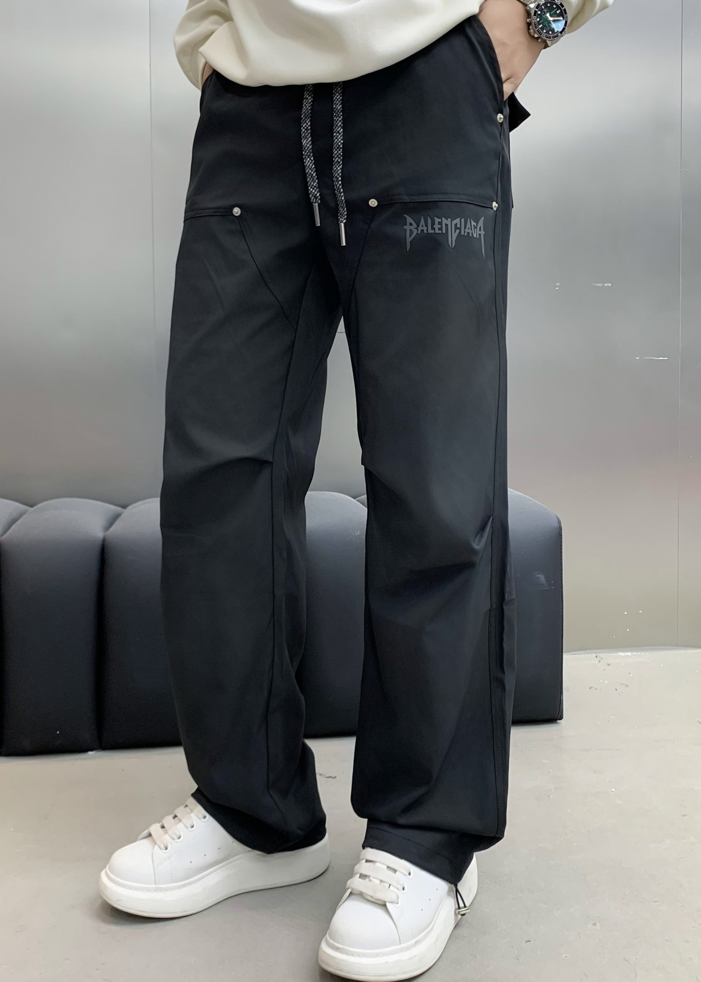 NO:482612,Balenciaga Top-notch products 2025 spring and summer new casual pants!  Brand classic LOGO casual pants, customized fabric, excellent comfort, strong hand touch. Extremely recognizable, perfect quality craftsmanship. Two colors Size M-2XL (large loose version),,balenciaga,alexander wang19860909巴黎世家 顶级货品 2025春夏新款休闲裤！品牌经典LOGO休闲裤 ,定制面料,舒适度极好,手触感强烈.辨识度极高,完美品相工艺.两个颜色 尺码M-2XL (偏大宽松版）,,balenciaga,alexander wang,Men's clothing