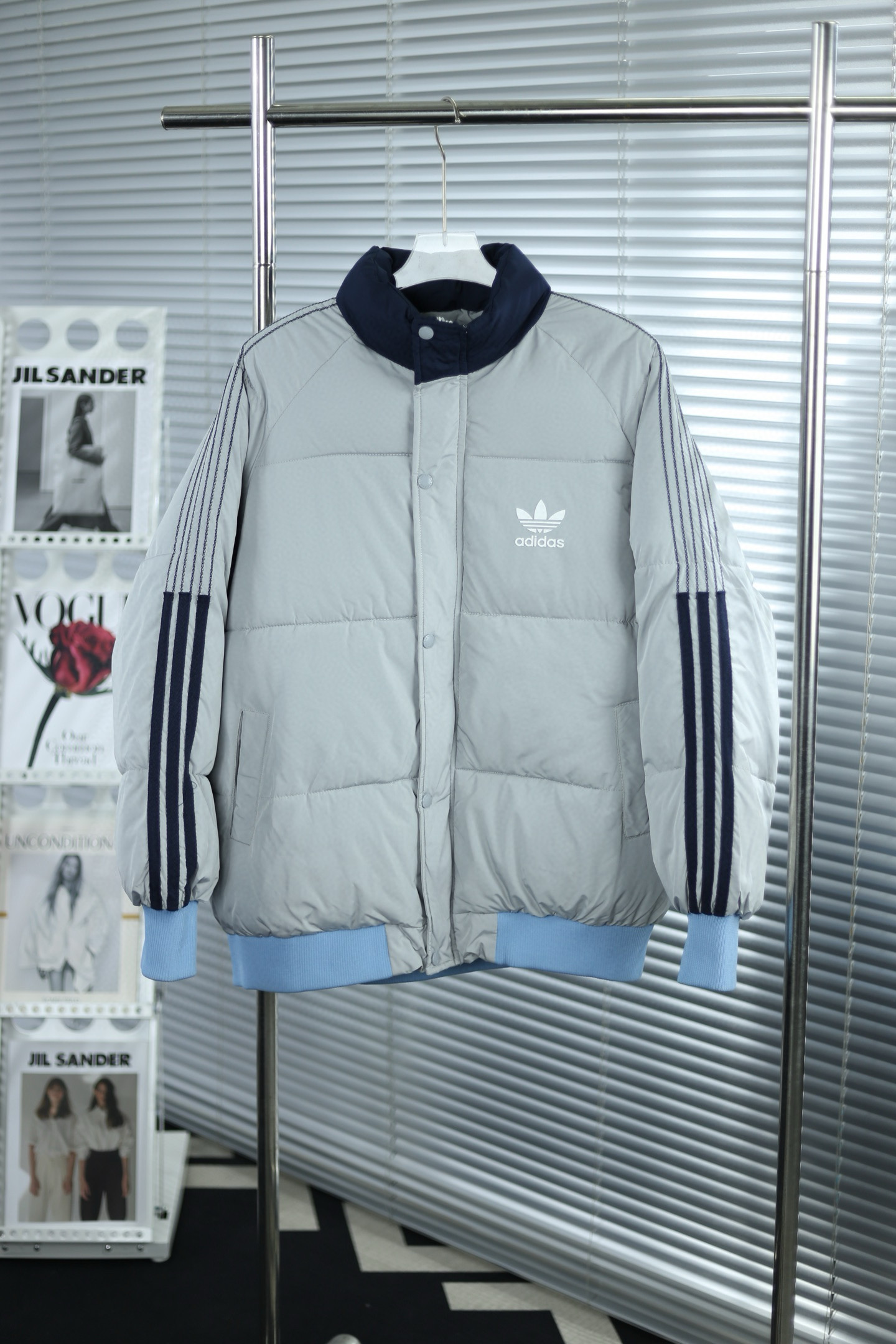 P190💰
💎大货挂拍图💎
2025新款adidas三叶草经典短款面包服
官网新款|超人气单品✅ |男女同款👫
暖意满满 定格冬季 当代潮流的不二之选 宽松版型 内里随意搭配 超级显瘦
官网购入制作打版 面料采用柔软牛津 搭配750新疆棉高密度充绒 温暖舒适 宽松版型 提升运动灵活度 还原最真实的百分百质感 原版定制领标吊牌
简洁大方青春时尚高街复古
款号:9607#
Color:藏青 粉色 灰色
Size:S-M-L-XL-XXL