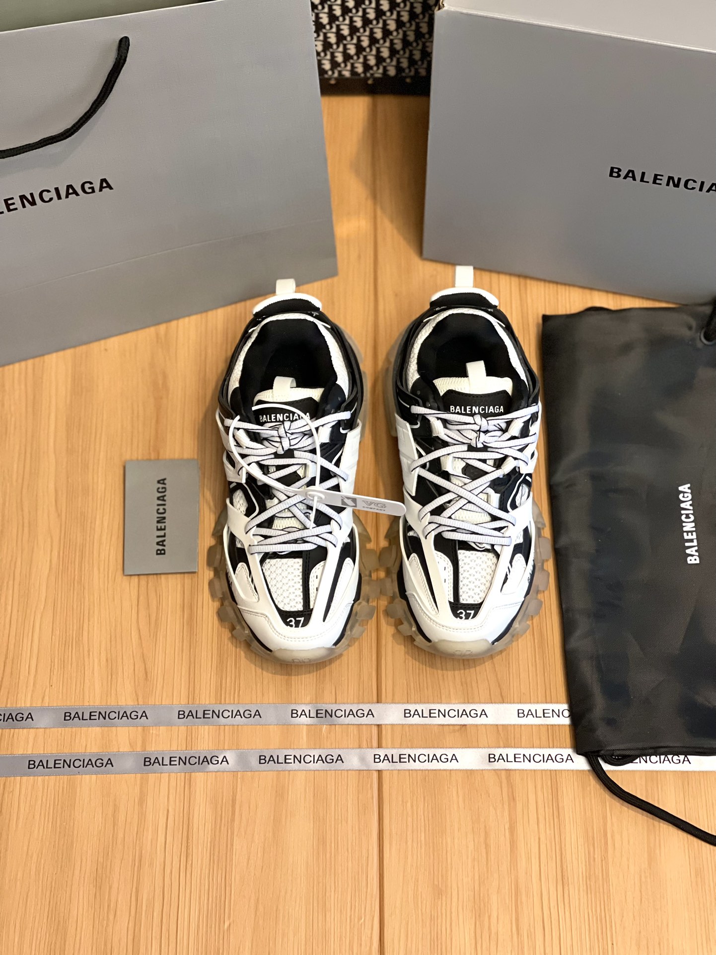 NO:174356,Balenciaga track dad shoes. The whole pair of shoes is purchased and developed and created by Zp, all customized materials, exclusive mold opening sole, all details are shipped together, and even the packaging is the same as the genuine one. The size is 35-45, dad shoes, balenciaga19860909巴黎世家track老爹鞋 整双鞋子采购Zp开发打造,全部定制材料,独家开模大底,细节全部对版出货,连包装也做到跟正品一样.码数35-45,老爹鞋,balenciaga,Women's Shoes