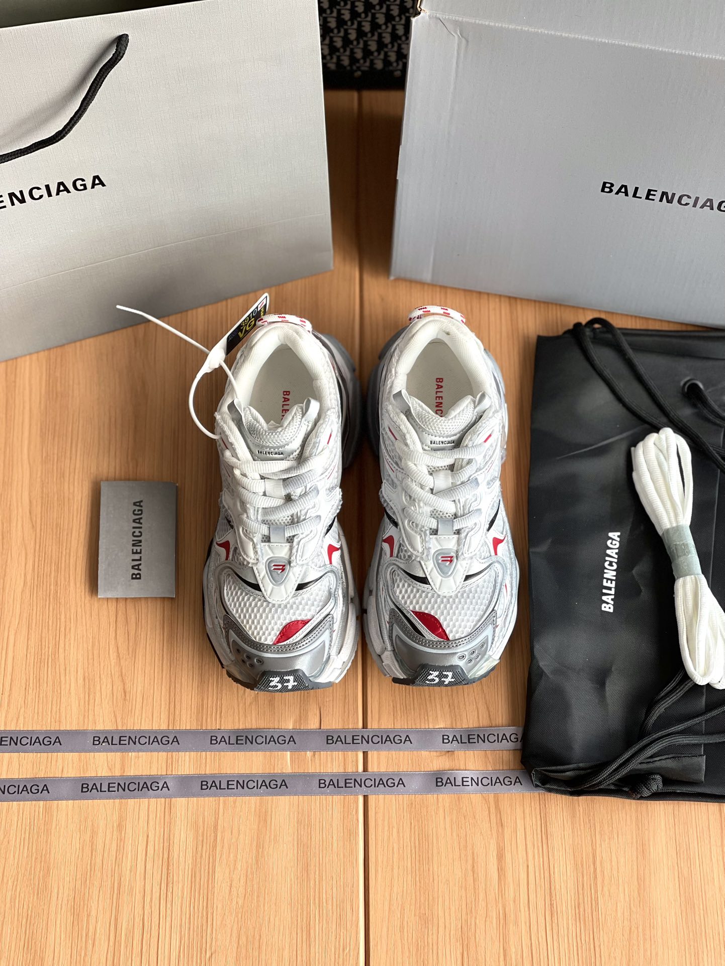 NO:174343,Balenciaga runner 3.0 dad shoes. The whole pair of shoes is purchased and developed and created by Zp. All customized materials are customized, exclusive mold opening sole, all details are shipped together, and even the packaging is the same as the genuine one. The size is 35-45, dad shoes, balenciaga19860909巴黎世家runner3.0老爹鞋 整双鞋子采购Zp开发打造,全部定制材料,独家开模大底,细节全部对版出货,连包装也做到跟正品一样.码数35-45,老爹鞋,balenciaga,Women's Shoes